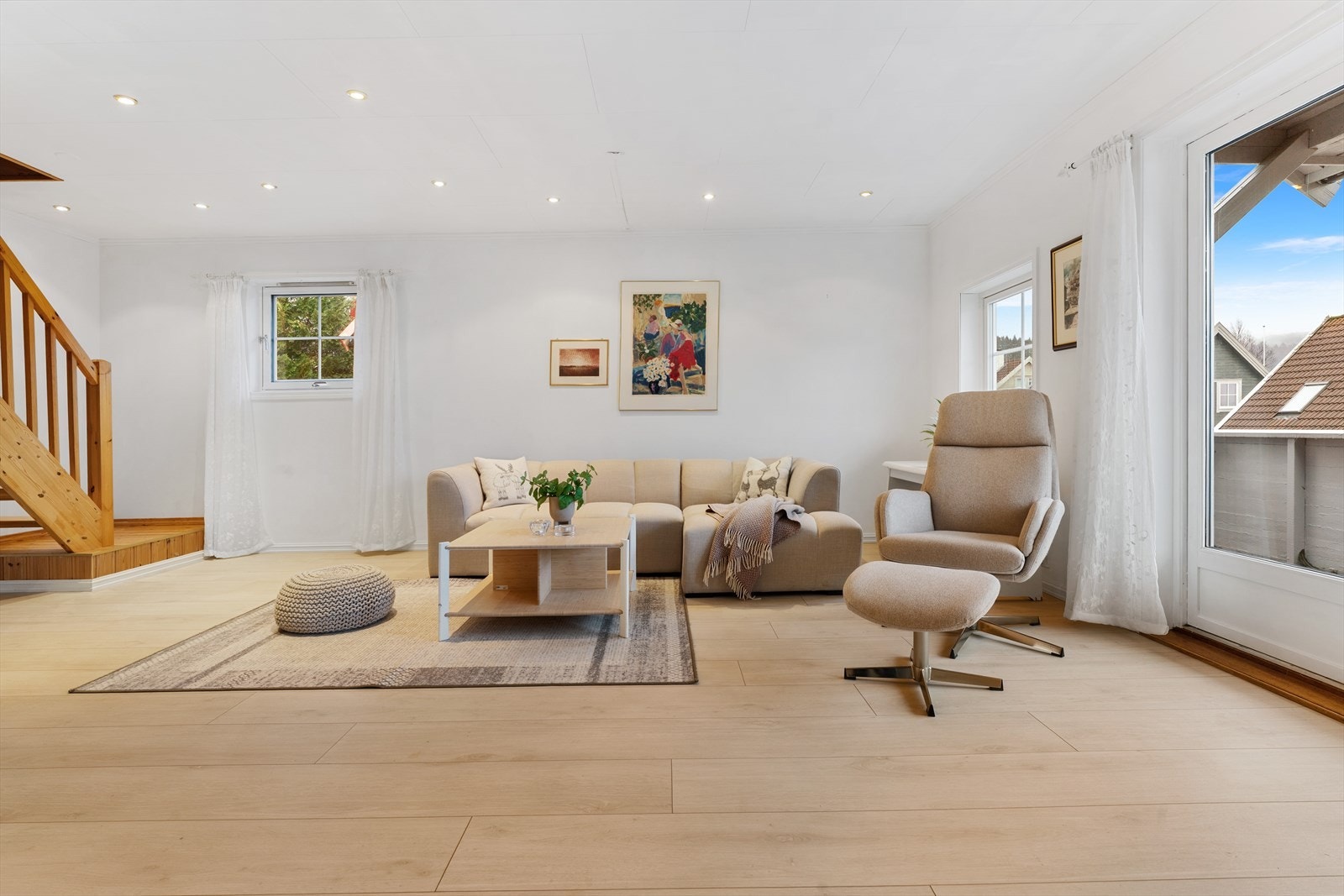 - Stuen lyses godt opp av innfelte downlight i himlingen og rikelig med naturlig lys - Galleribilde