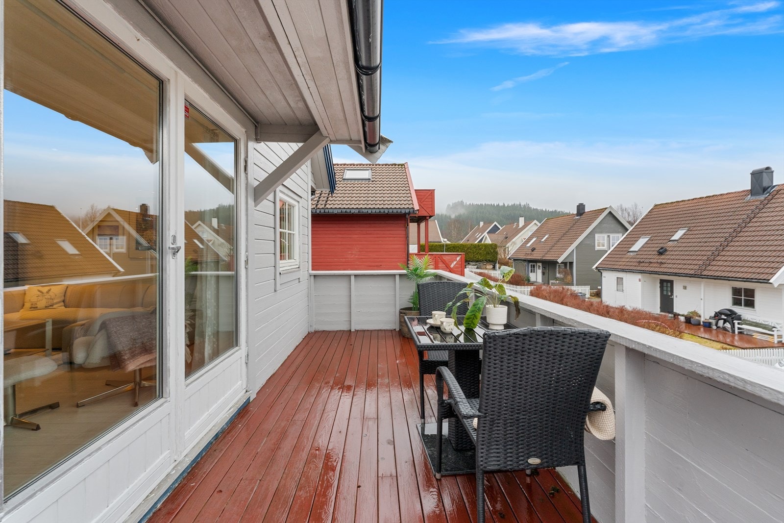 - Balkong måler 12 m² og har direkte adkomt fra stuen - Galleribilde