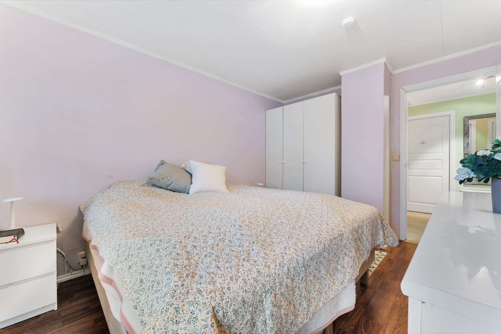 - Her er det god plass til dobbeltseng, nattbord, garderobe og annet ønsket møblement - Galleribilde