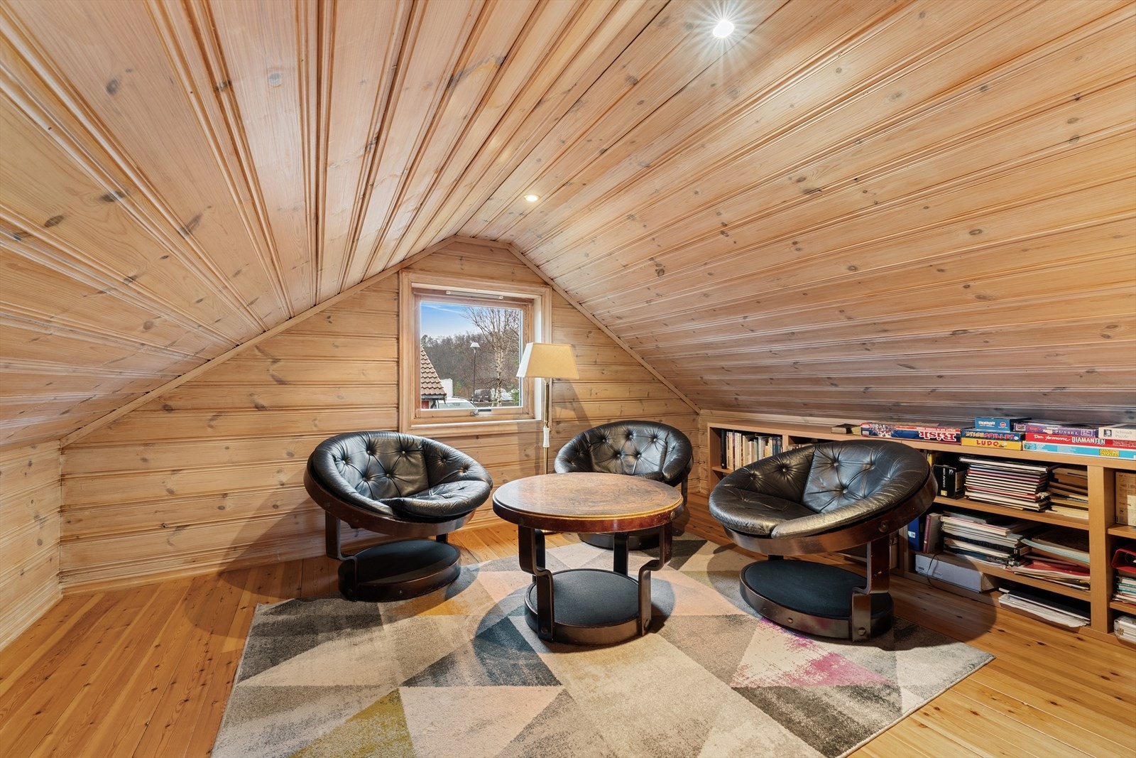 - Rommet har godt med naturlig lysinnslipp. Merk innfelte downlights i himlingen - Galleribilde