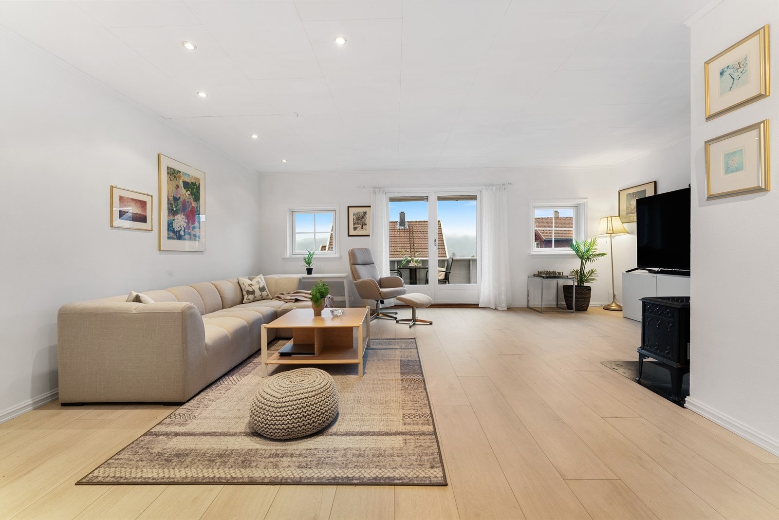 - Boligen har et intern bruksareal på 115 m² og inneholder entré, hall, vaskerom, bad, to soverom, stue/kjøkken og bod - Galleribilde