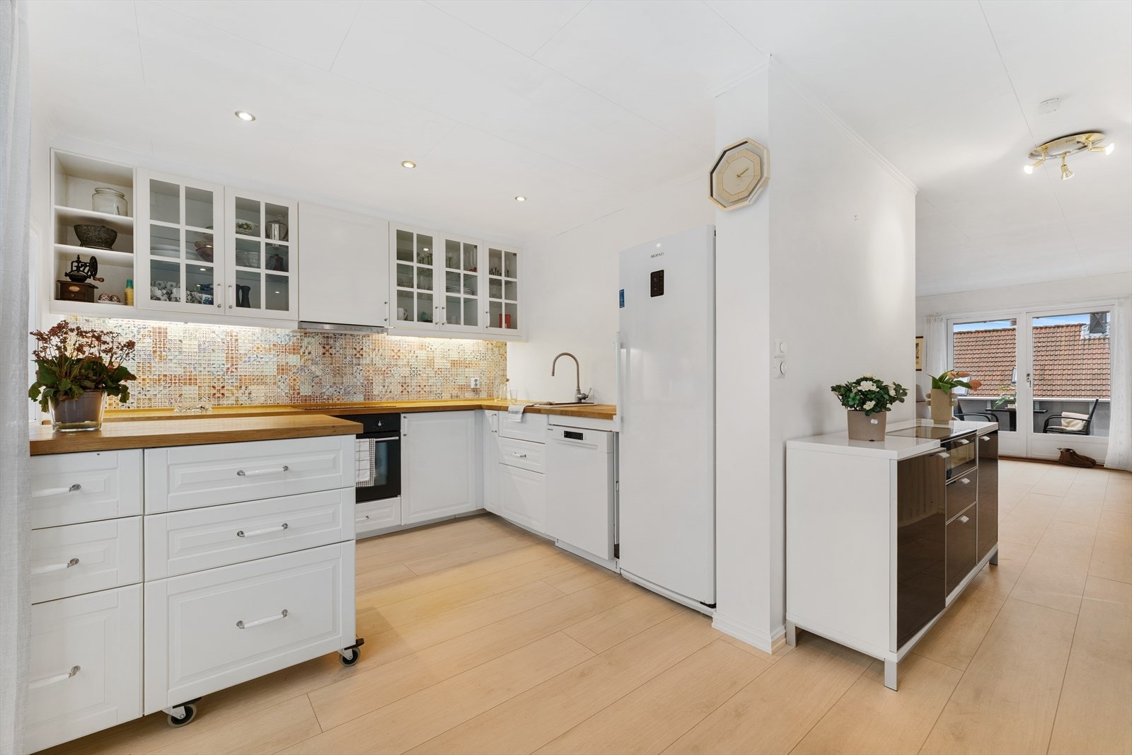 - Klassisk kjøkkeninnredning med profilerte fronter og heltre benkeplate - Galleribilde