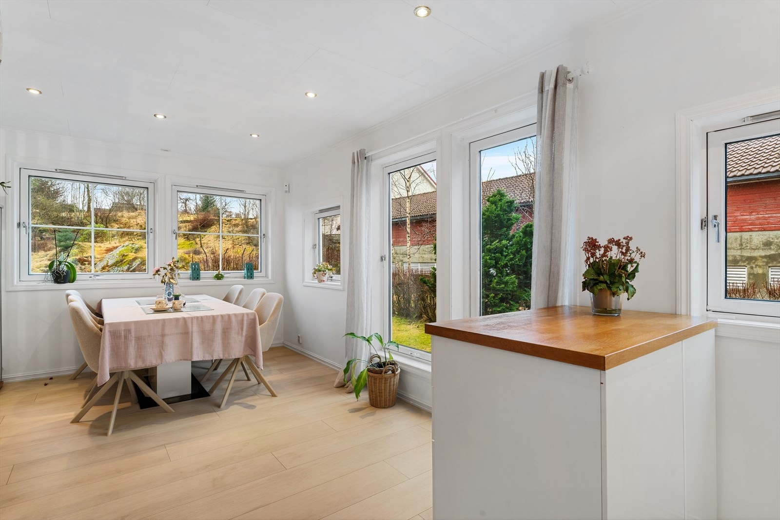 - Fra kjøkkenet er det direkte adkost til uteplassen - perfekt ved grilling på sommerstid - Galleribilde