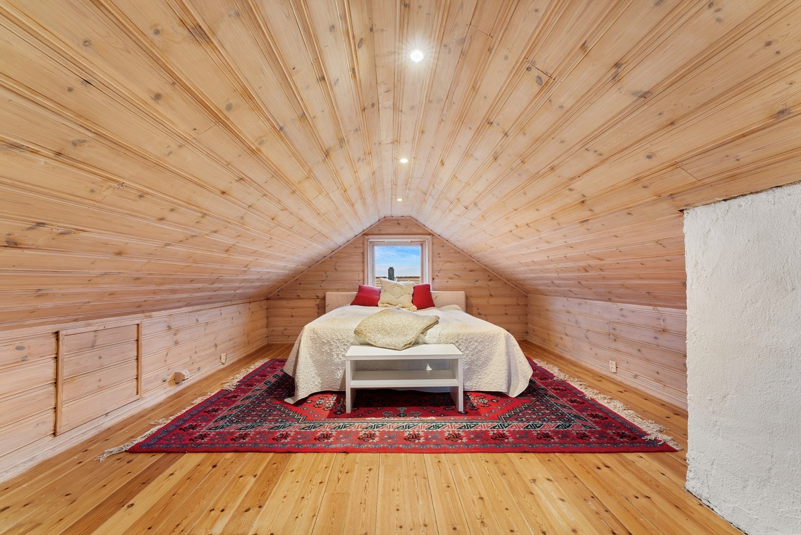 - Selger opplyser om at han har brukt loftsrommet som gjesterom (ikke godkjent for varig opphold iht. byggetegninger) - Galleribilde