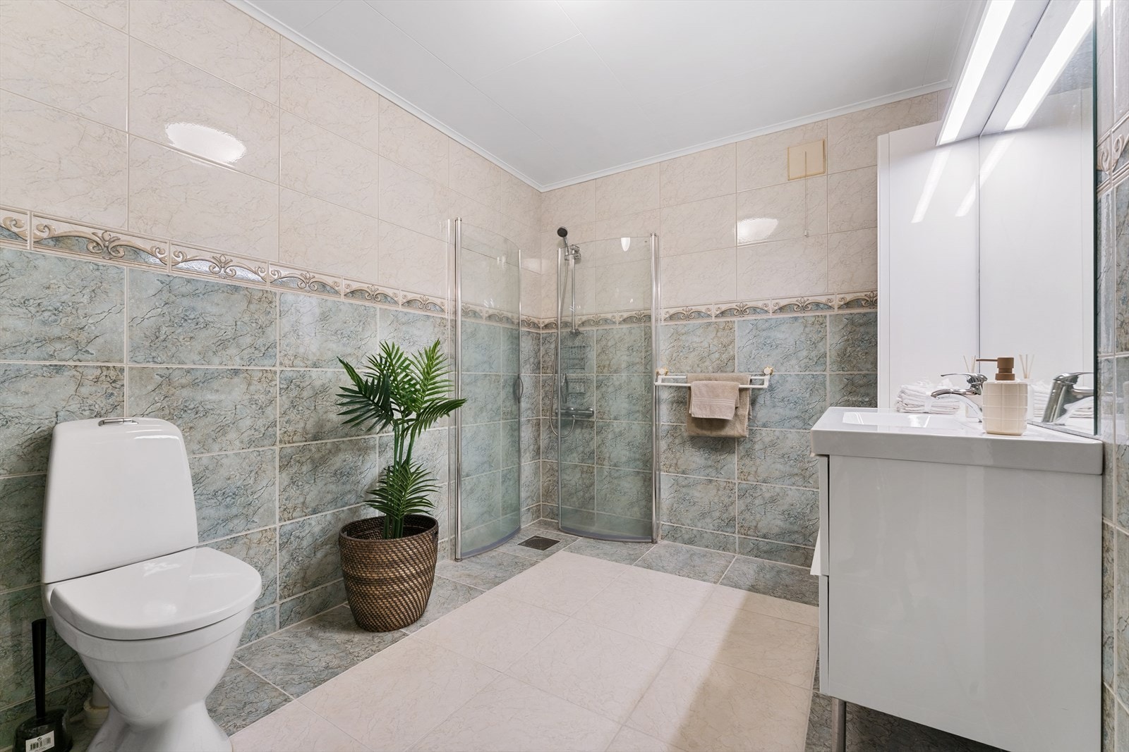 - Helfliset bad på 6,7 m² med behagelig varme i gulvet - Galleribilde