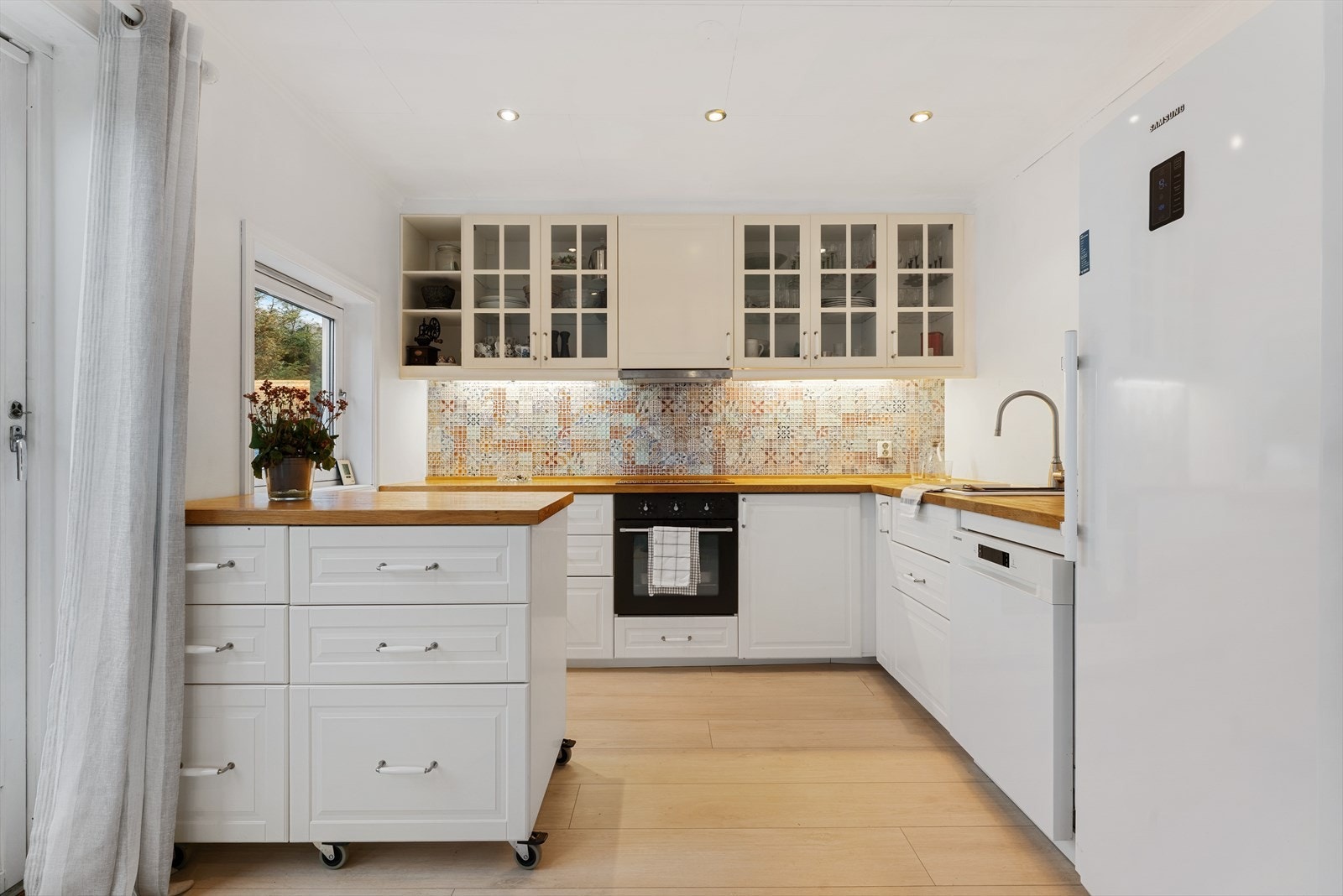 - Kjøkkenet er supplert med svært praktisk kjøkkenøy på hjul - Galleribilde