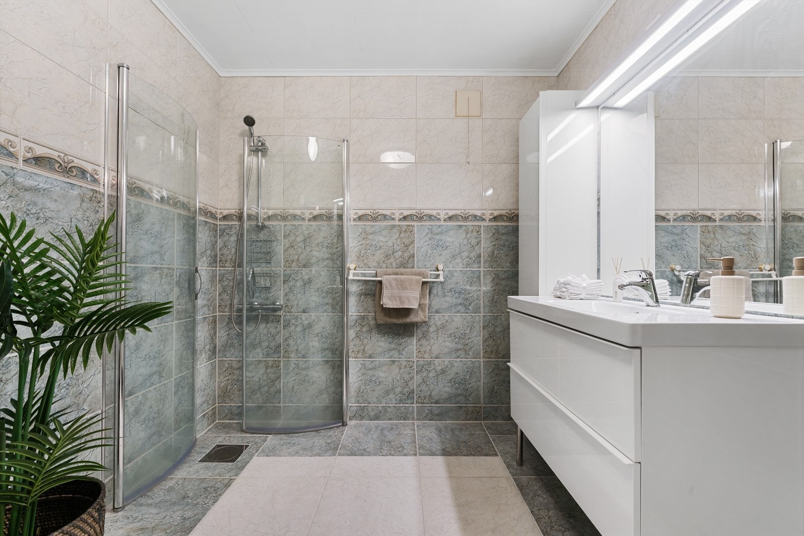 - Det er gode oppbevaringsmuligheter i servantskuffer og høyskap - Galleribilde