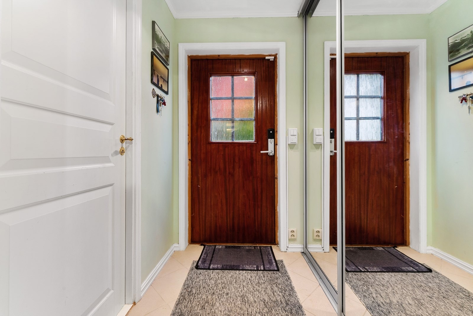 - Merk skyvedørsgarderobe med god plass til sko og yttertøy - Galleribilde