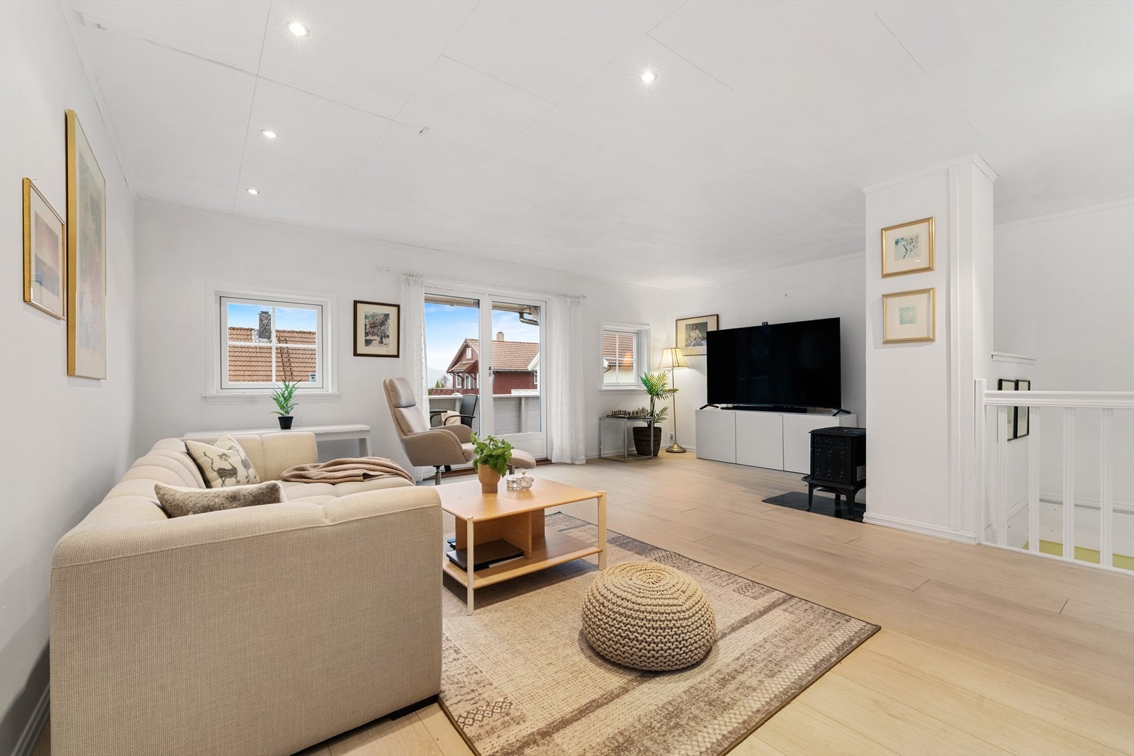 - Det er lagt gjennomgående lekkert gulv i hele etasjen - Galleribilde