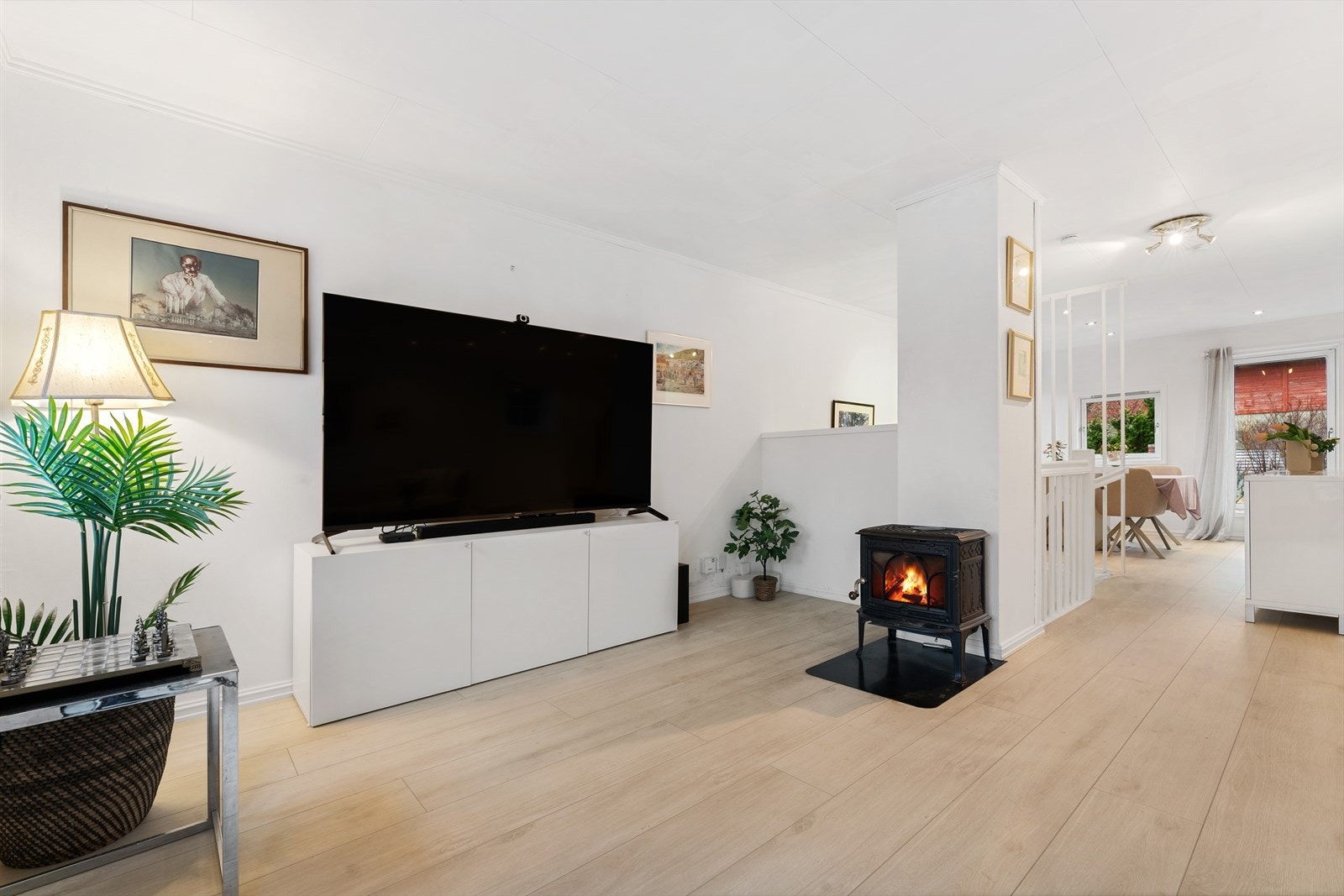 - Vedovn varmer godt samtidig som den bidrar til lavere strømkostnader, og skaper en lun og koselig stemning - Galleribilde