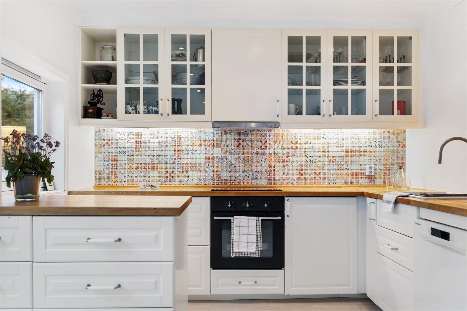 - Med både over- og underskap kan alt av kjøkkenutstyr lagres - Galleribilde