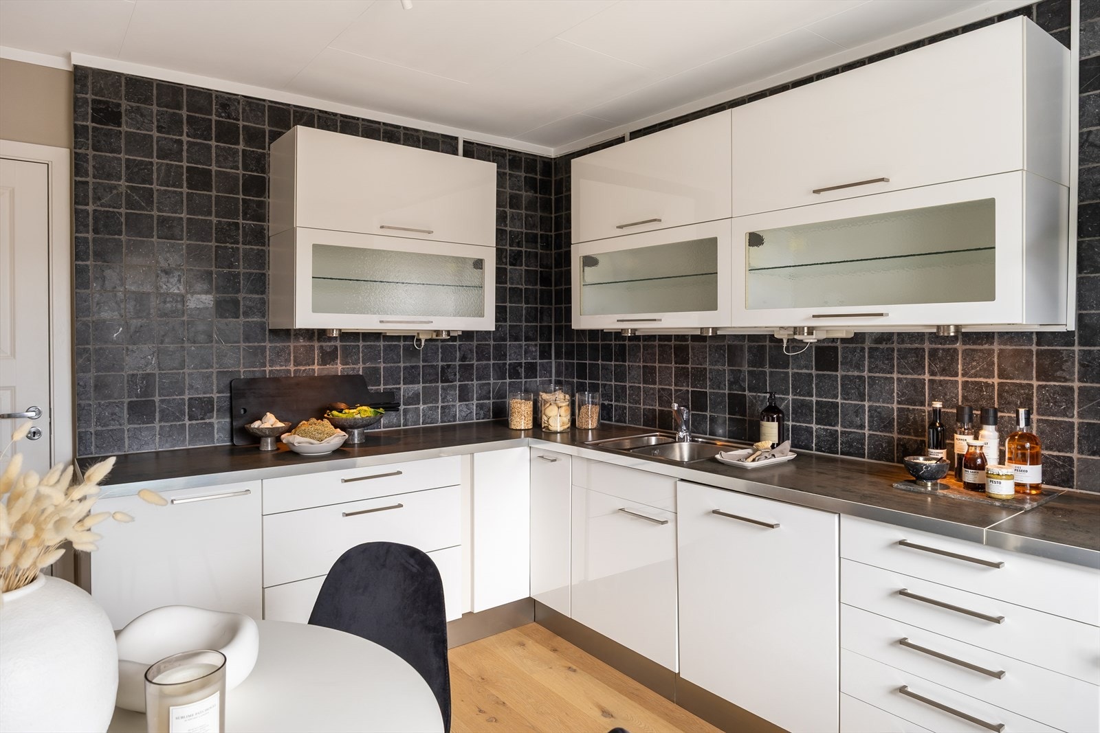 Det er mekanisk avtrekk på kjøkkenet. Her får du også rikelig med skap- og benkeplass. Galleribilde