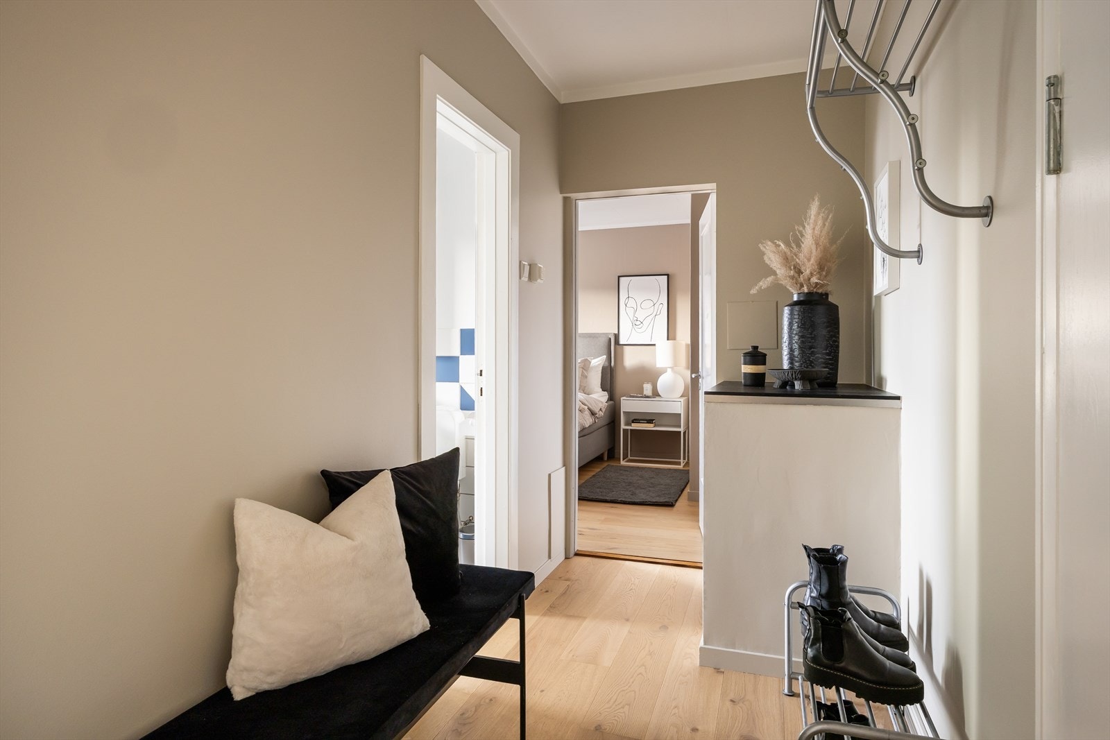 Leilighetens entré er på 5,5 m². Borettslaget er medlem av sikringsfond. Dette innebærer at andelseierne ikke er ansvarlige for andre andelseieres mislighold av felleskostnader. Galleribilde