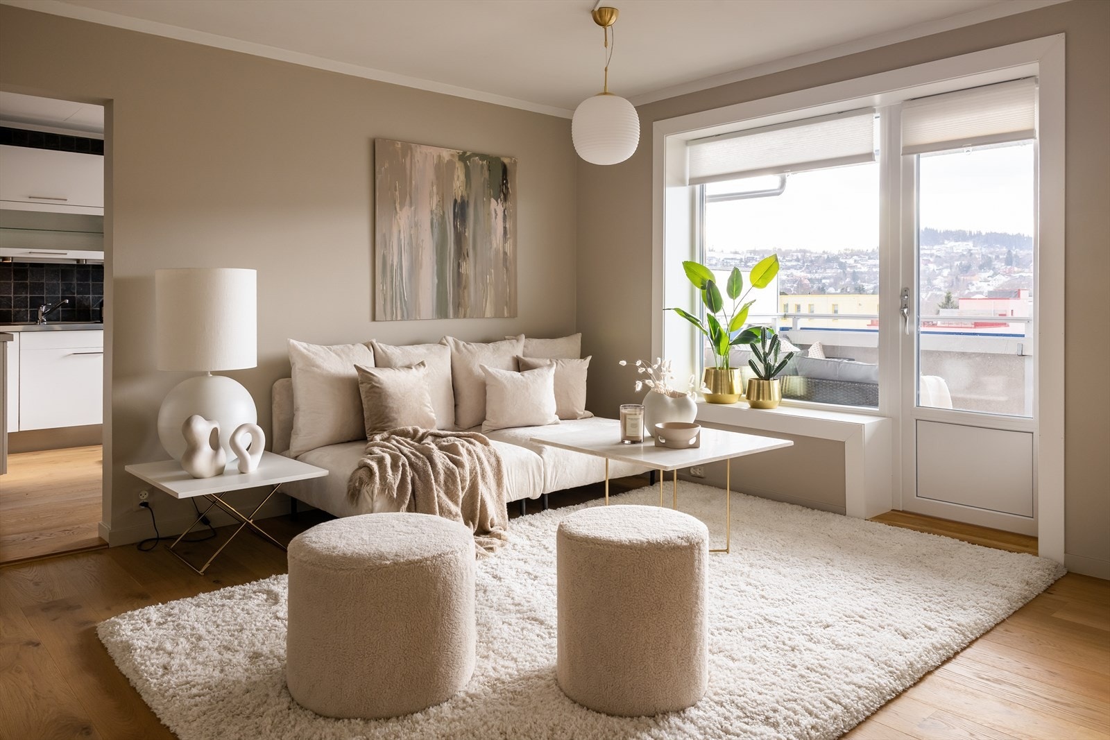 Leilighetens stue er på ca. 18 m². Leiligheten varmes opp via elektrisitet og vedfyring, hvor sistnevnte bidrar til en behagelig og økonomisk oppvarming. Galleribilde