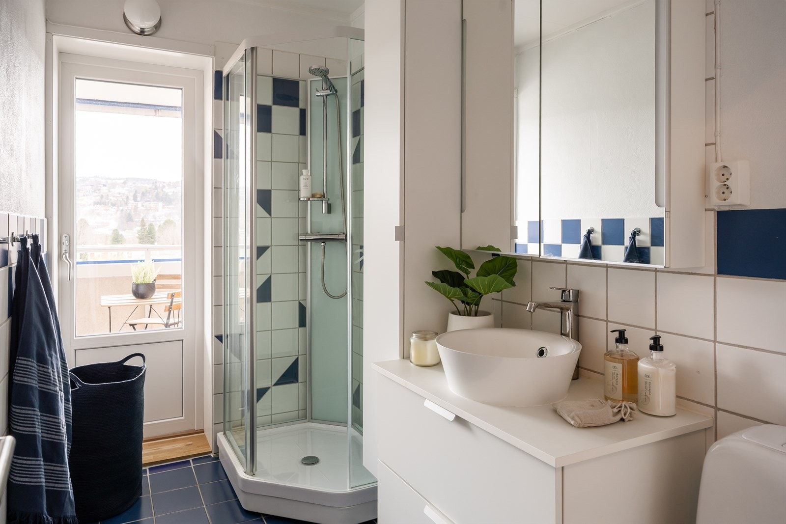 Flislagt bad på 4,4 m² med gulvvarme. Det ble i 2018 skiftet baderomsinnredning, og dusjkabinettet ble byttet i 2023. Galleribilde