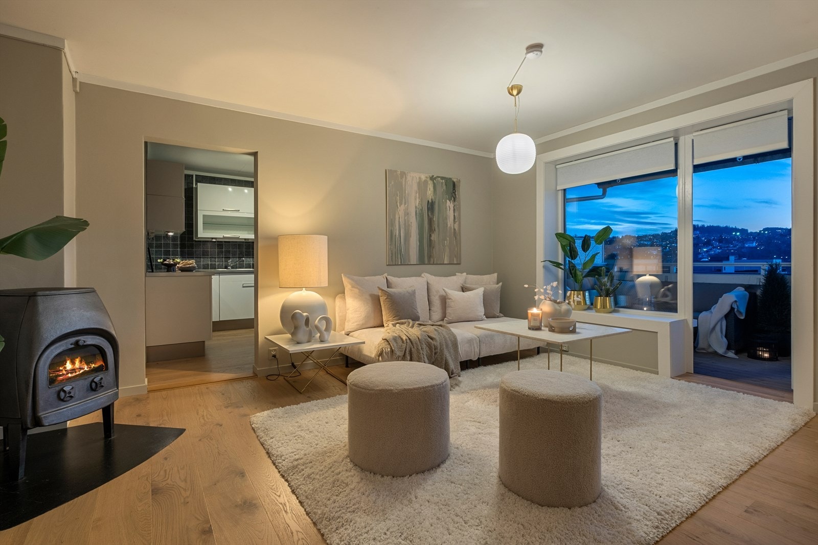 Leiligheten ligger sentralt med kort vei til NTNU Gløshaugen, NTNU Helgasetr, St. Olavs hospital og NTNU Handelshøyskolen. Det er også gangavstand til Trondheim sentrum med "alt" av fasiliteter. Galleribilde