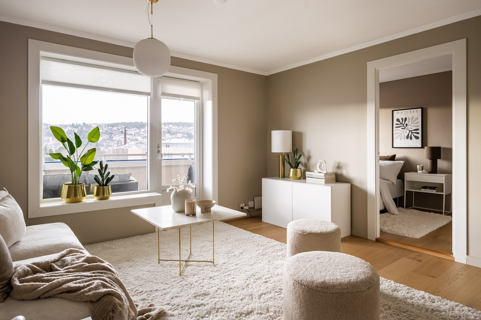 Borettslaget disponerer parkeringsplasser det er mulig å søke om. Parkeringsplassene deles ut etter ansiennitet. Galleribilde