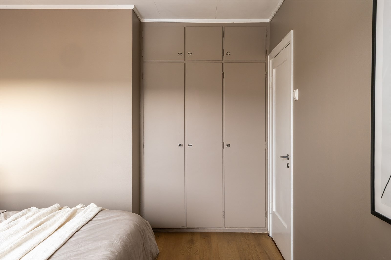 Praktisk innebygd garderobeskap for oppbevaring. Galleribilde