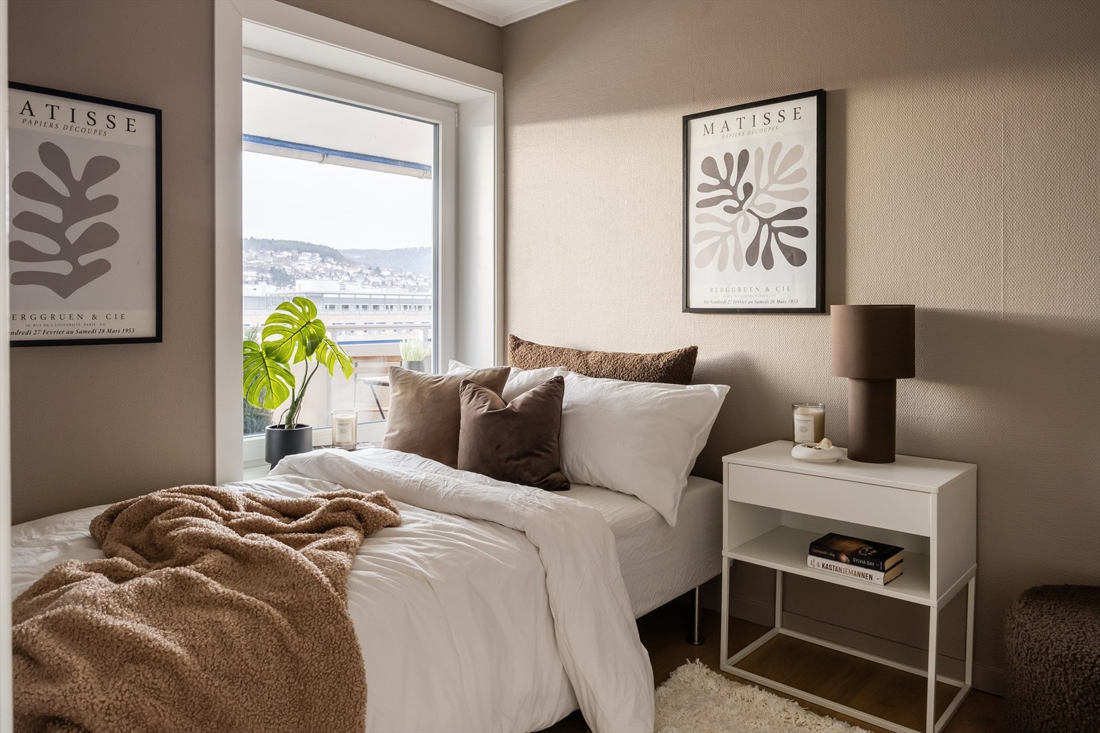 Det andre soverommet strekker seg over 6,7 m². Begge soverommene vender mot bakgate. Galleribilde