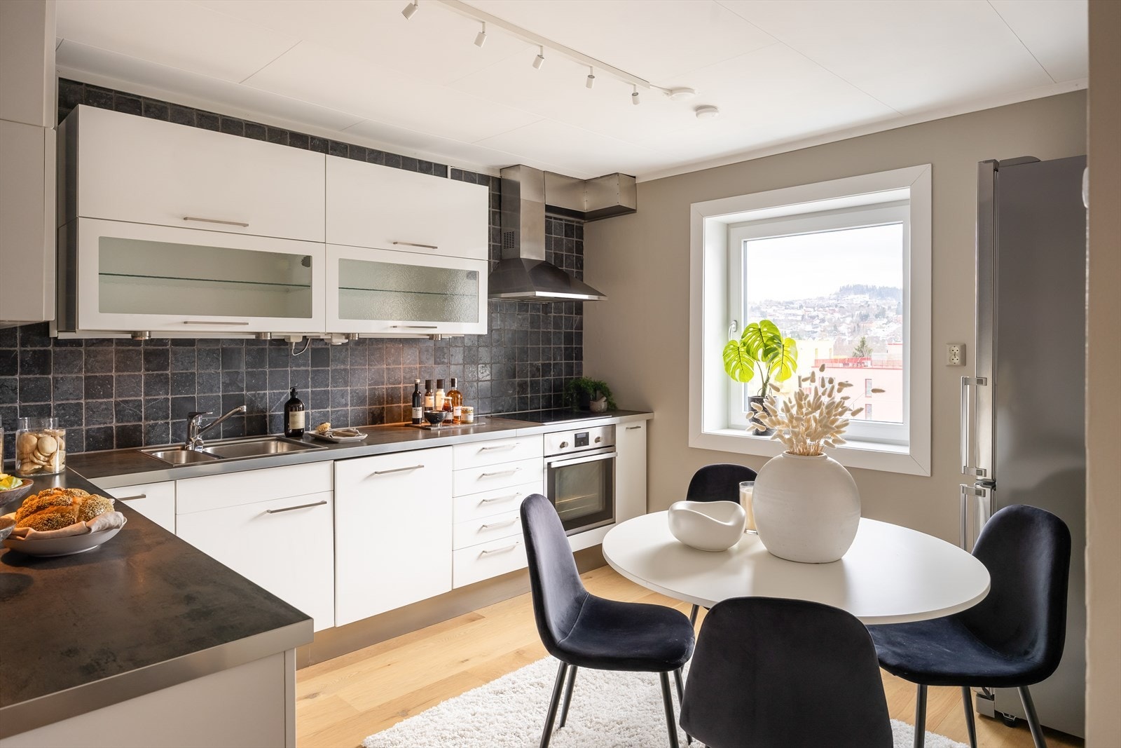 Tidløst kjøkken på 12 m² med tilstandsgrad 1 fra takstmann. Kjøkkenet ligger adskilt fra stuen, noe som skaper en praktisk soneinndeling. Galleribilde