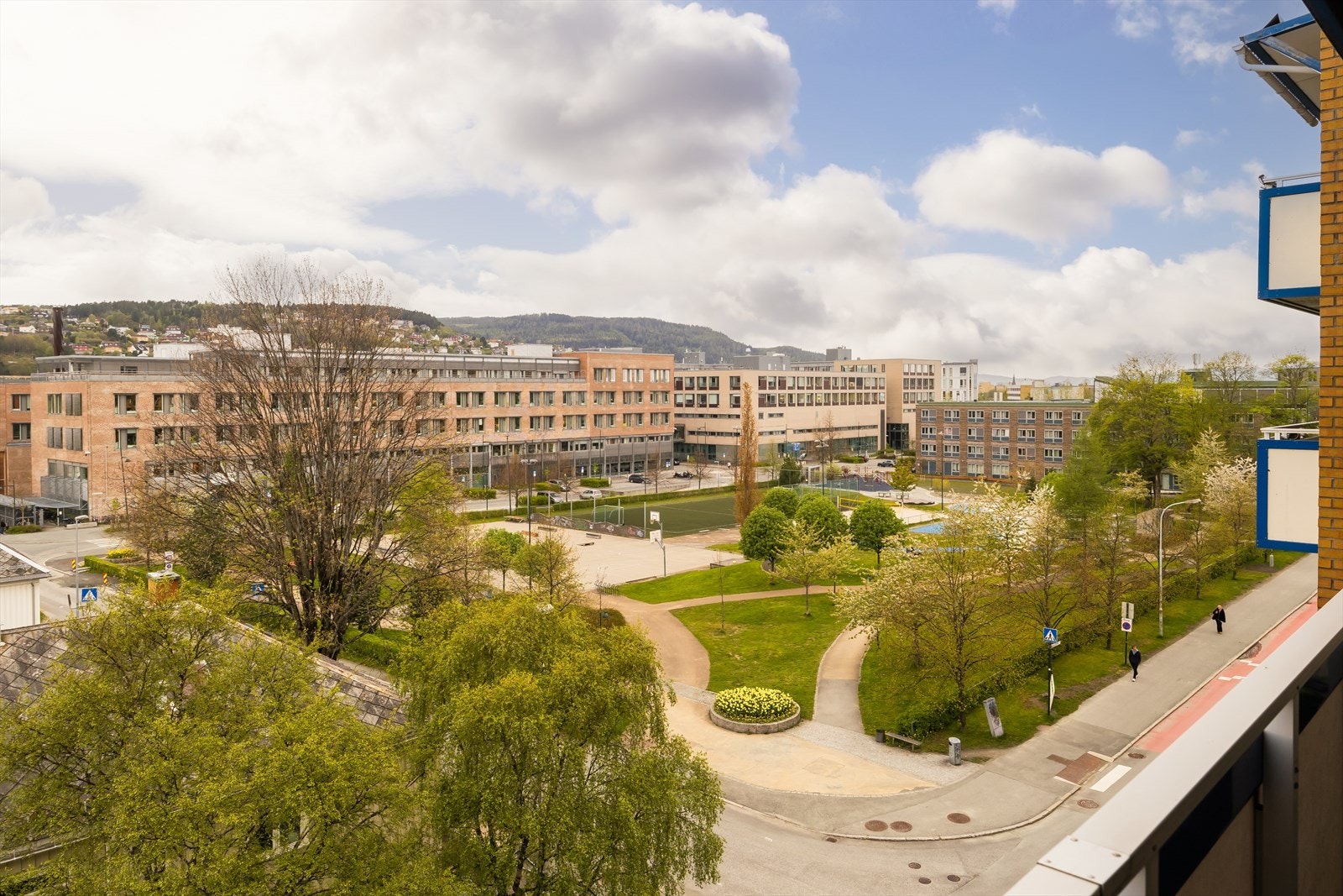 Sommerbilde av utsikten fra etasjen under. Dagfoto: Stian Hatling Galleribilde