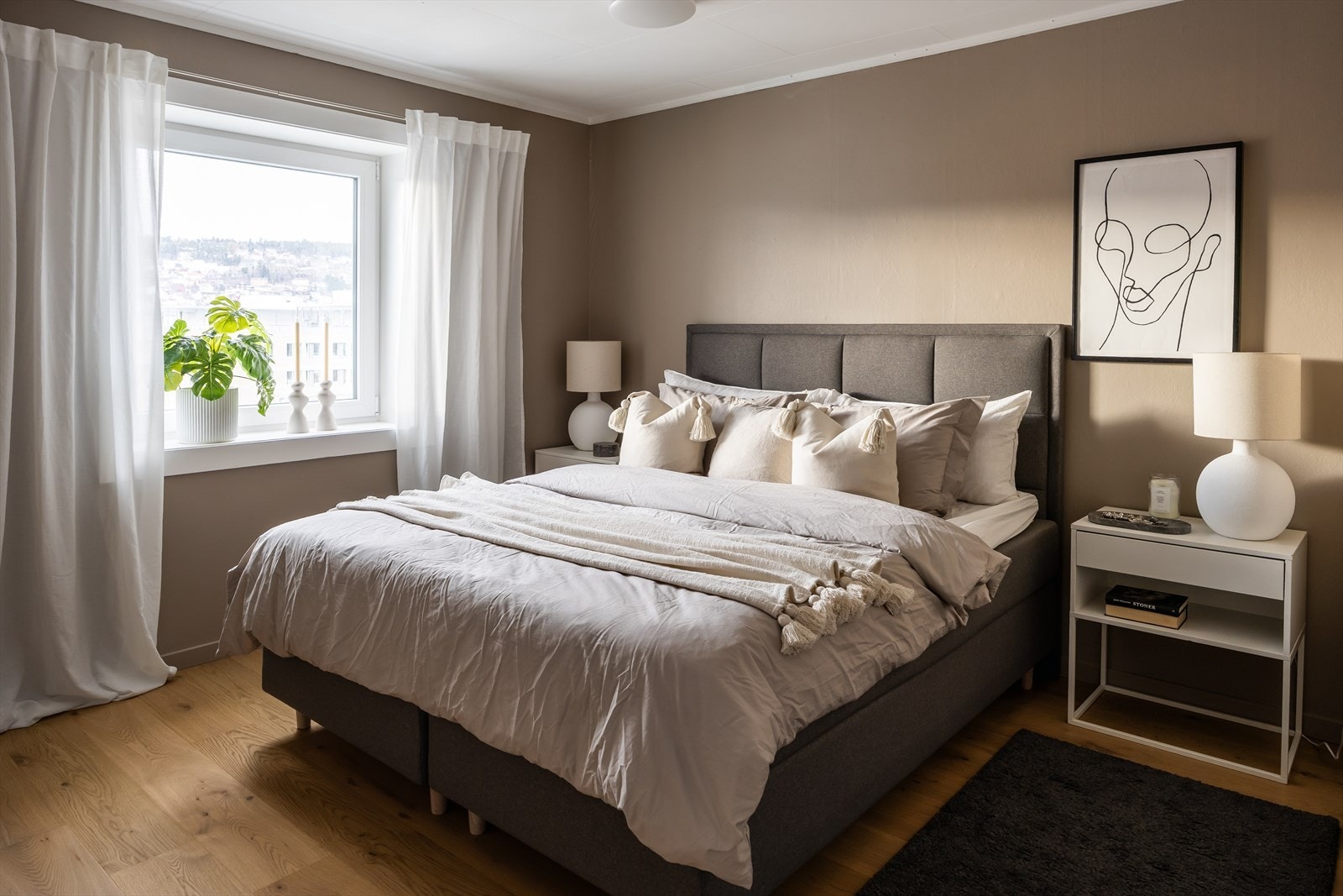 Leiligheten byr på to soverom. Dette er det største og strekker seg over ca. 13 m². Her er det god plass til dobbeltseng med tilhørende møblement. Galleribilde