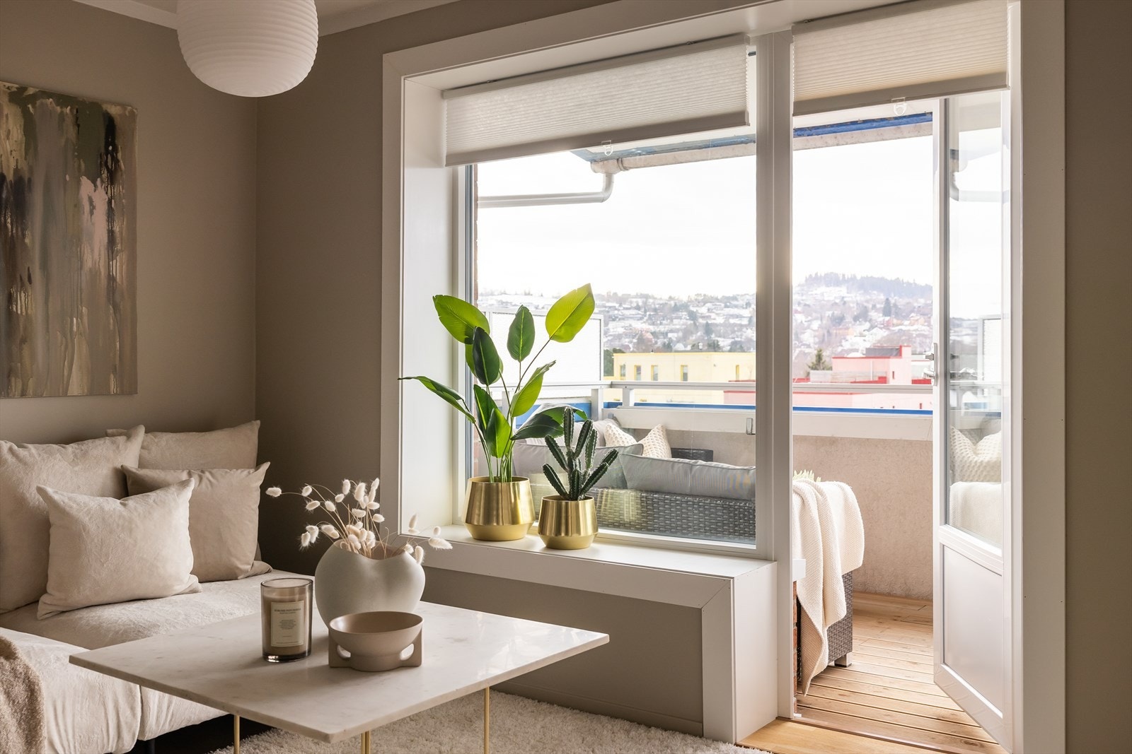 De rause vindusflatene sørger for rikelig med naturlig lysinnslipp fra vest. Galleribilde