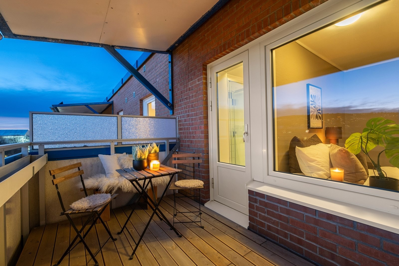 Leiligheten ligger i byggets øverste etasje og byr dermed på lite innsyn. Det er heis i bygget og den ble oppgradert i 2024. Galleribilde