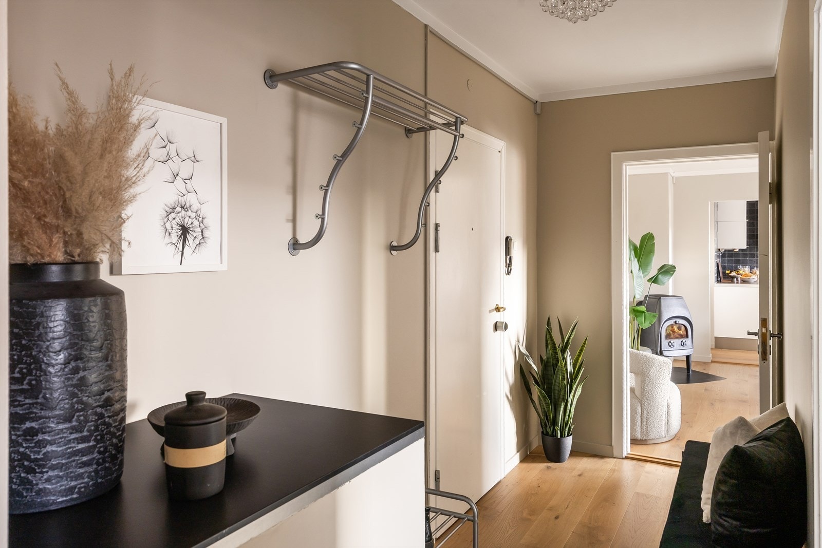 Månedlige felleskostnader inkluderer blant annet betjening av andel fellesgjeld, kommunale avgifter, felles bygningsforsikring og diverse vedlikehold og drift. Galleribilde