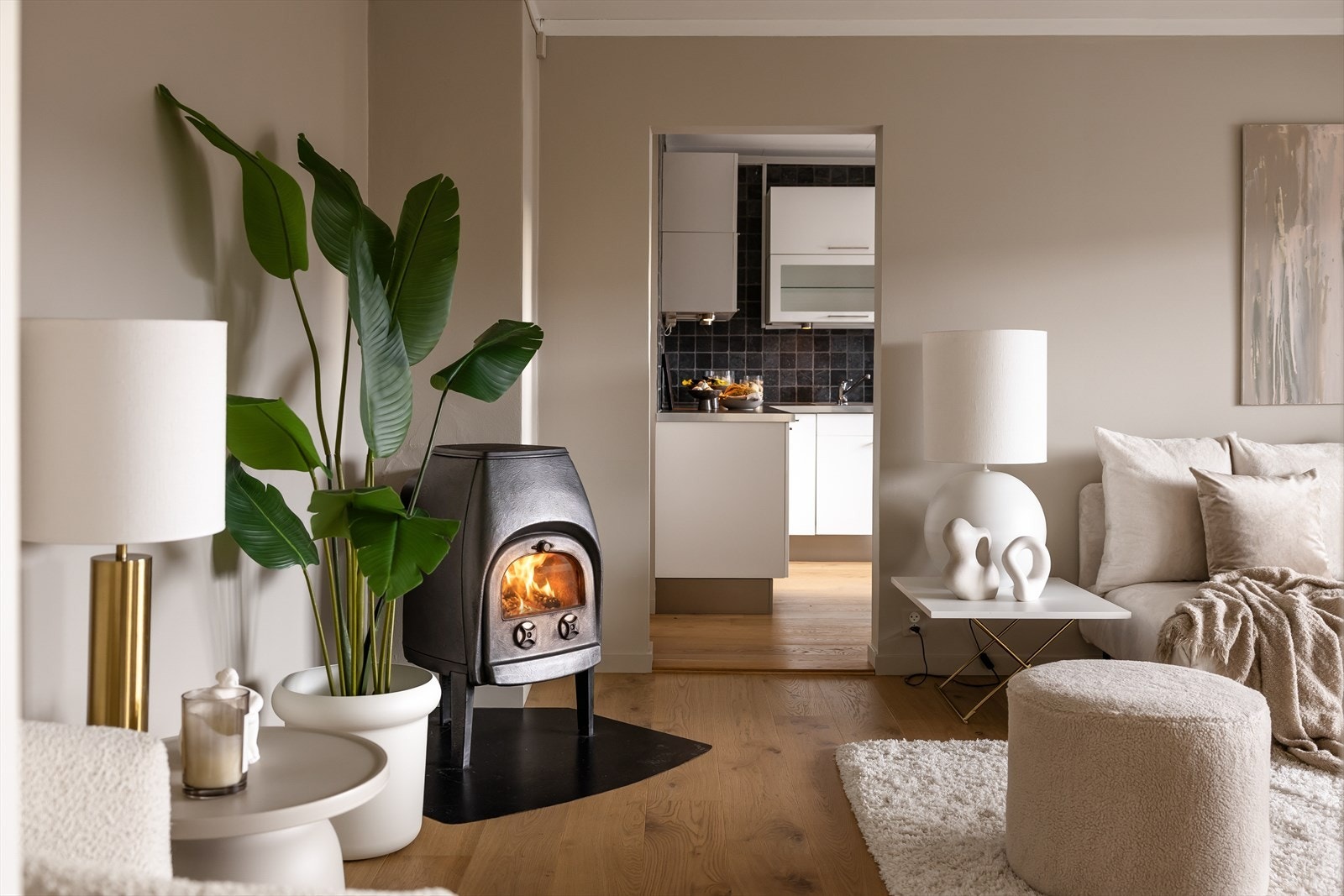 Digital lås på både inngangsdør og dør inn til leiligheten ble montert i 2024, og det er mulig å åpne dørene med mobilen via appen Unlock. Galleribilde