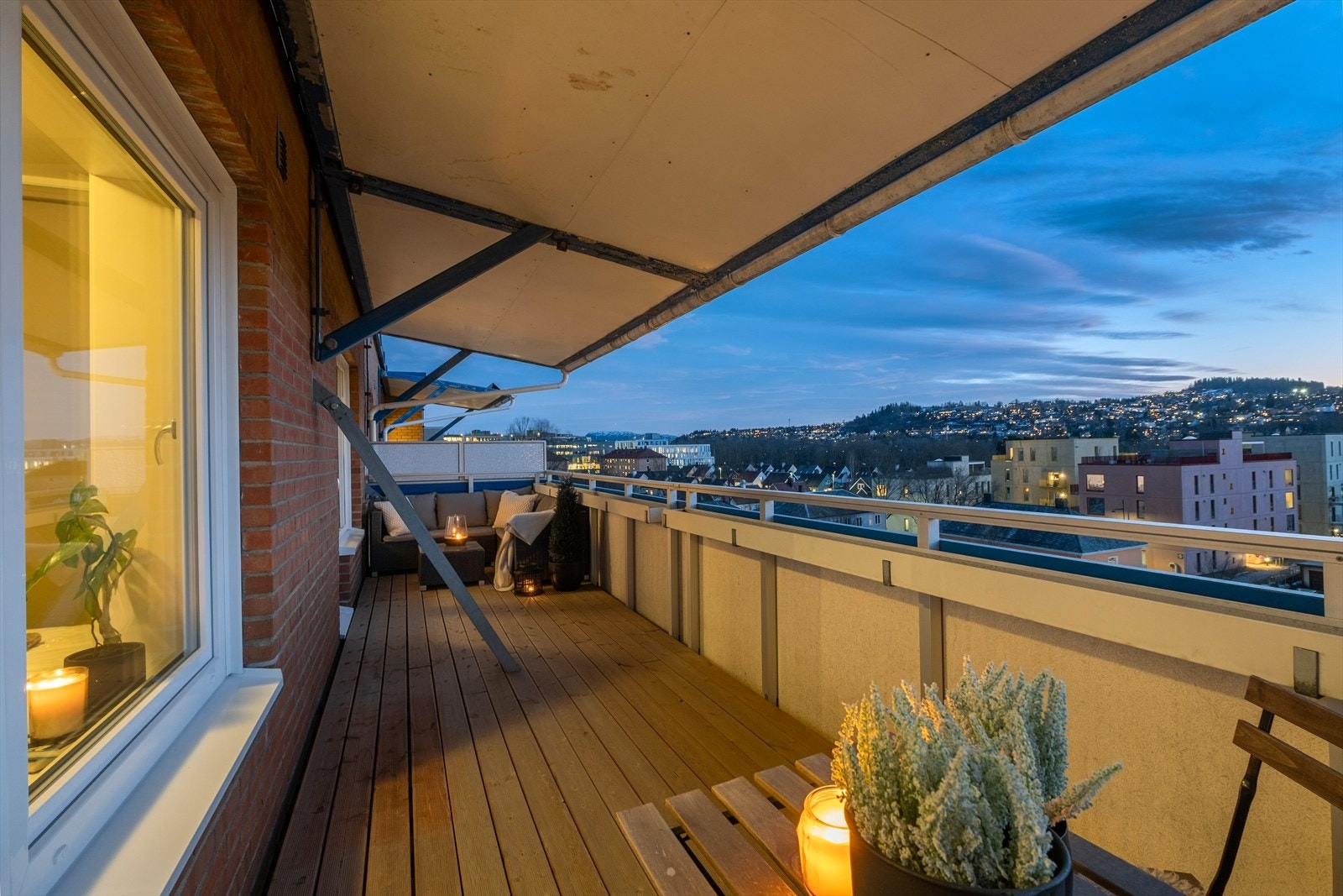 Balkongen er vestvendt og byr på gode sol- og utsiktsforhold. Galleribilde