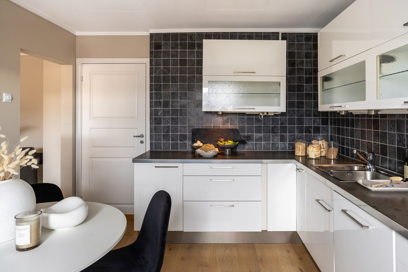 Kjøkkenet byr på integrerte hvitevarer som oppvaskmaskin, platetopp og stekeovn, samt frittstående kjøleskap. Alle hvitevarer på kjøkkenet medfølger handelen. Galleribilde