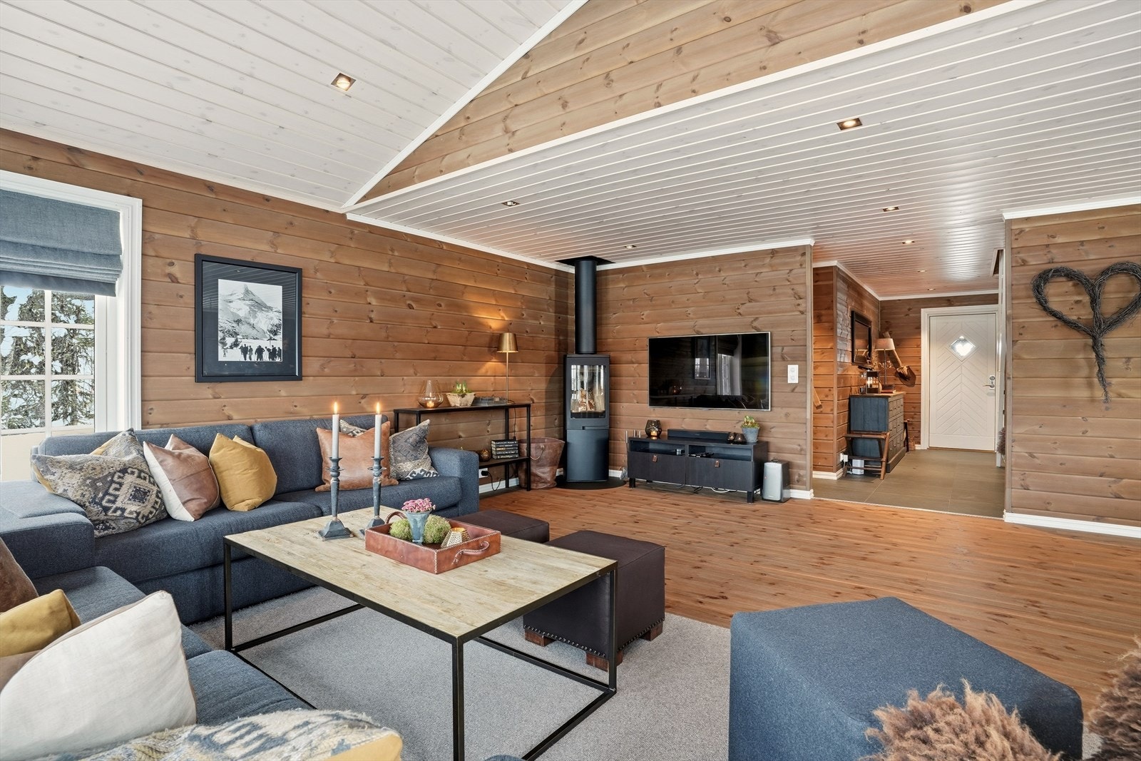 God plass til ulike sittegrupper/møblement. Vedfyring til kaldere dager. Galleribilde