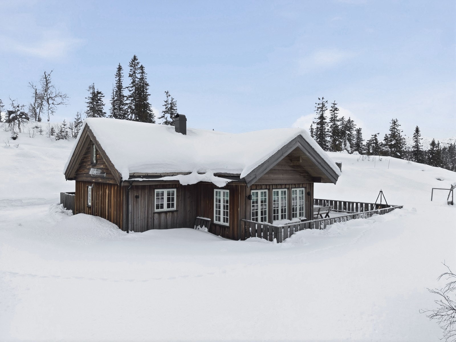 Innholdsrik hytte med 3 soverom i 1. etasje og innredet hems med loftstue og ytterligere sengeplasser. Galleribilde