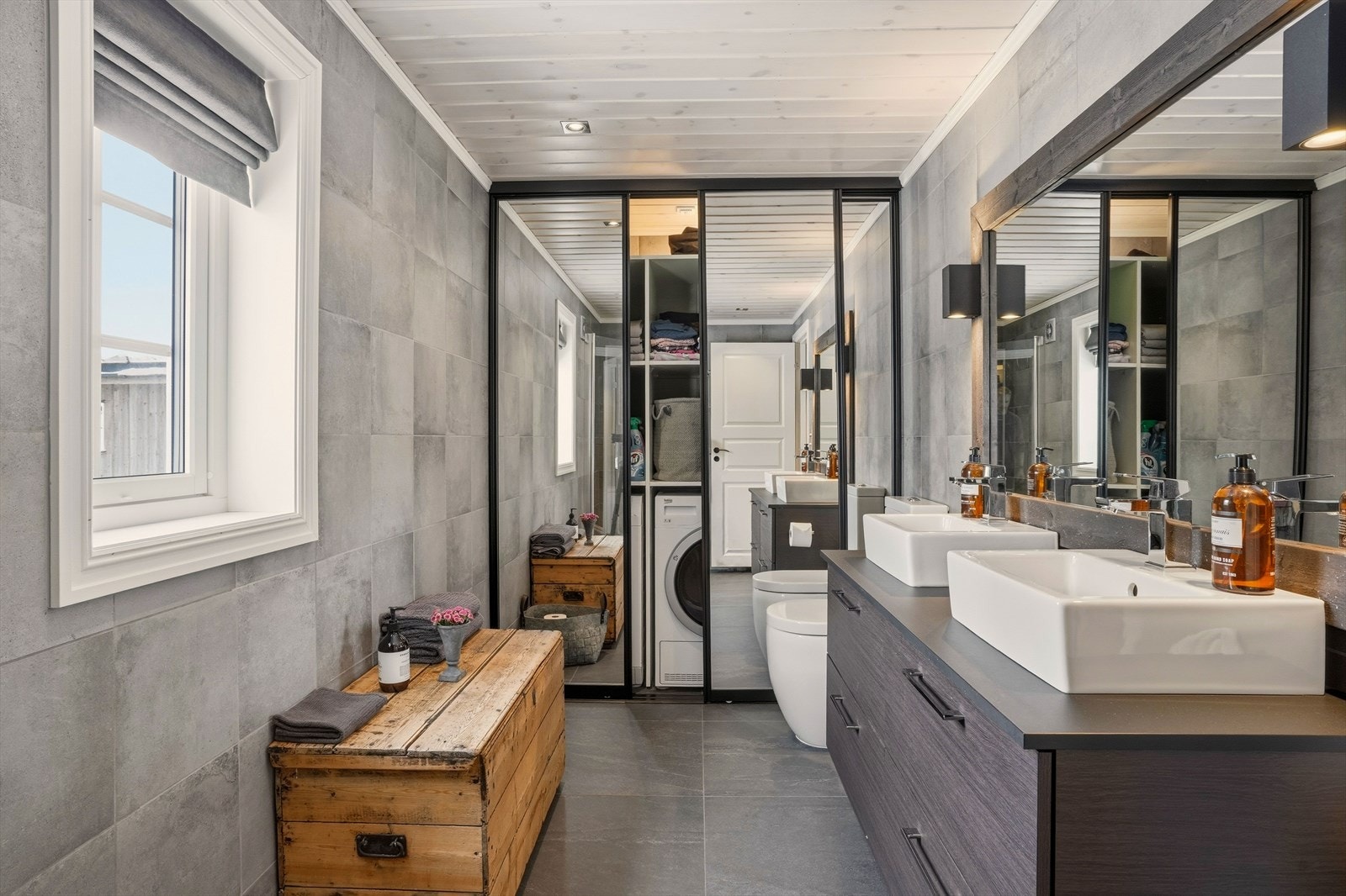 Bak speildørene finner vi opplegg/plass for vaskemaskin og tørketrommel, samt godt med lagringsplass. Galleribilde