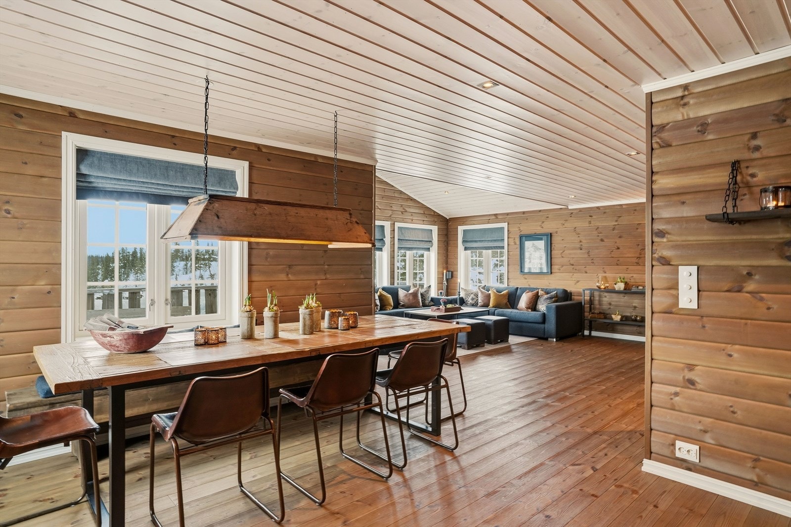 Kjøkkenet ligger litt for seg selv og med god plass til langbord. Her kan både frokost og middag nytes i hyggelig lag. Galleribilde