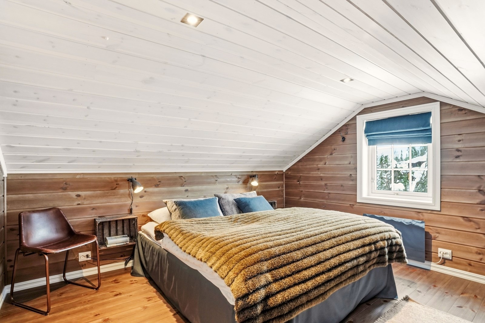 Hems-rom innredet til soverom. Ikke godkjent til varig opphold da takhøyden er under målbart areal. Galleribilde