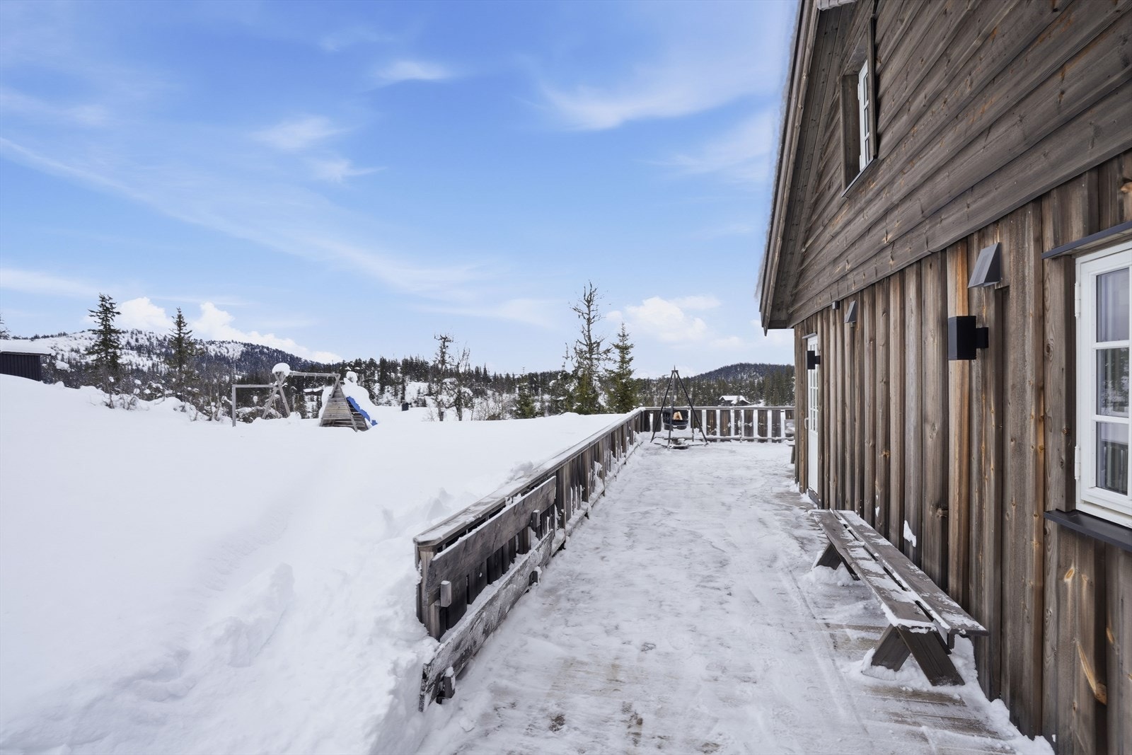 Lekestativ og god boltreplass for de små. Galleribilde