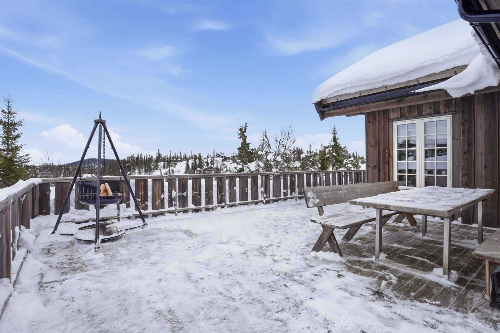 Stor markterrasse med adkomst fra bakkeplan og med utgang fra spisestuen. Galleribilde