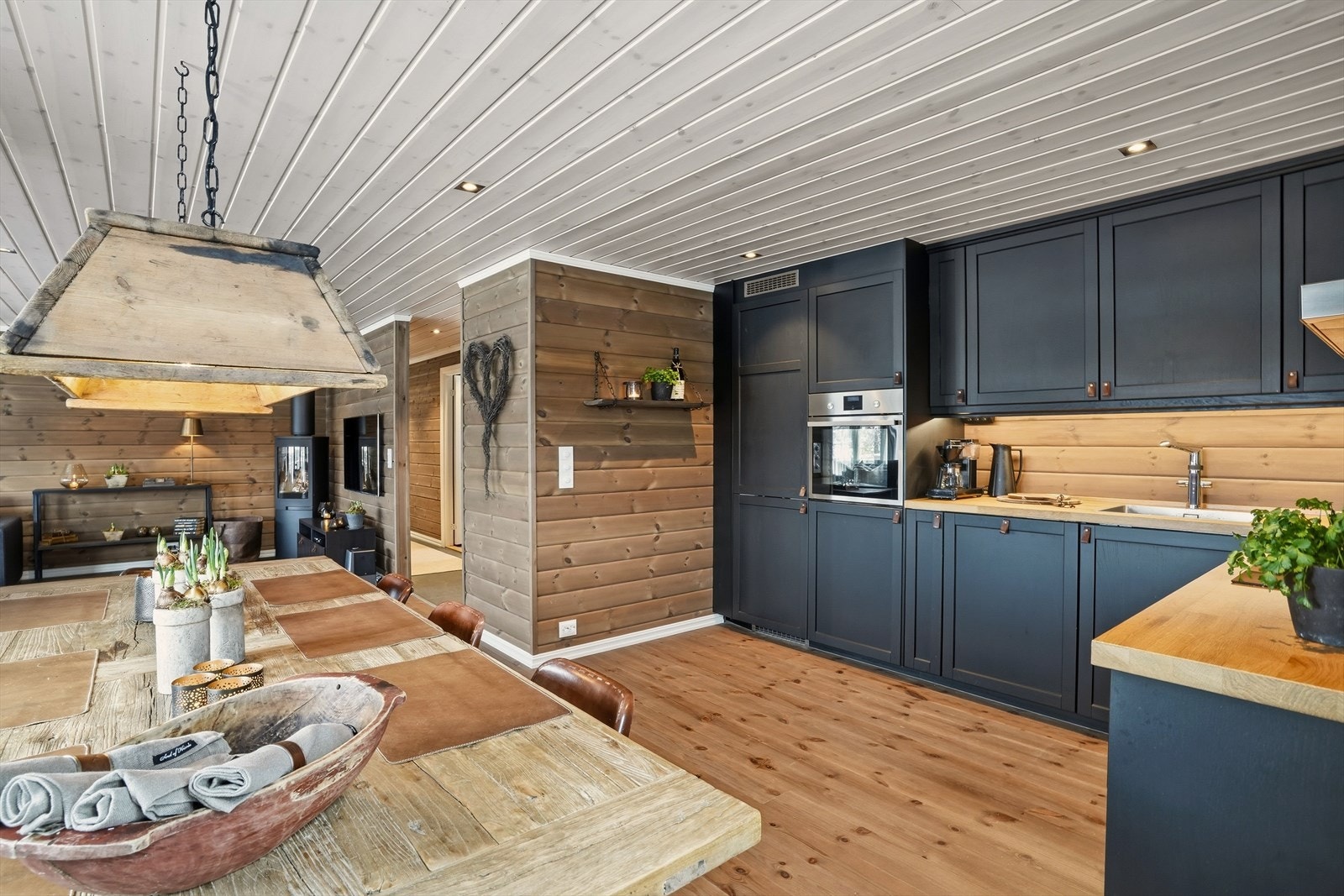 Kjøkkenet har godt med skapplass og fargevalget gjør at kjøkkenet skiller seg litt ut. Fremstår moderne og praktisk. Galleribilde