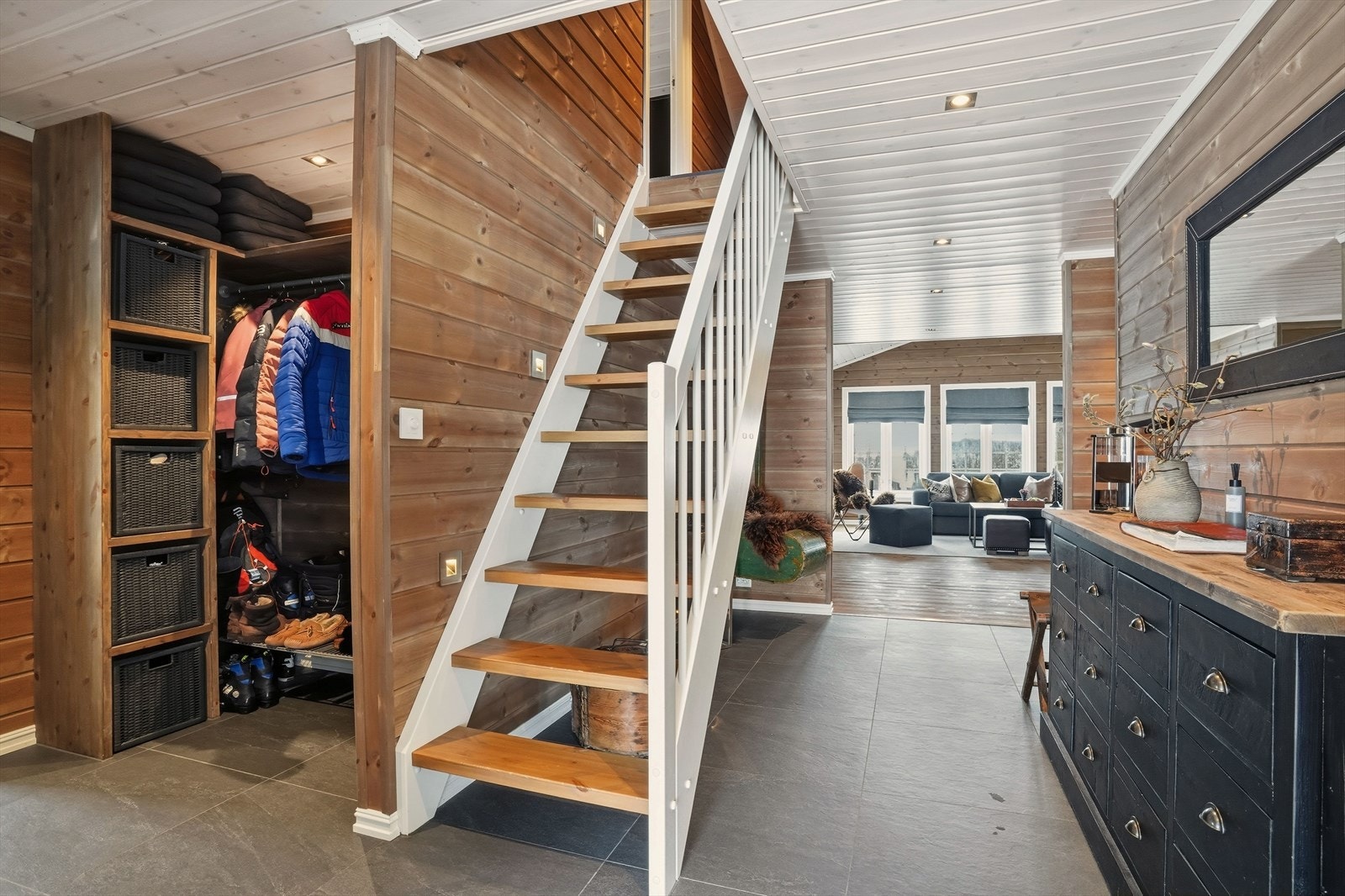 Arealeffektiv gang med mulighet til å sette fra seg ytterklær/sko. Det er også adkomst til ett av hyttens to bad. Praktisk om man har barn eller gjester. Galleribilde