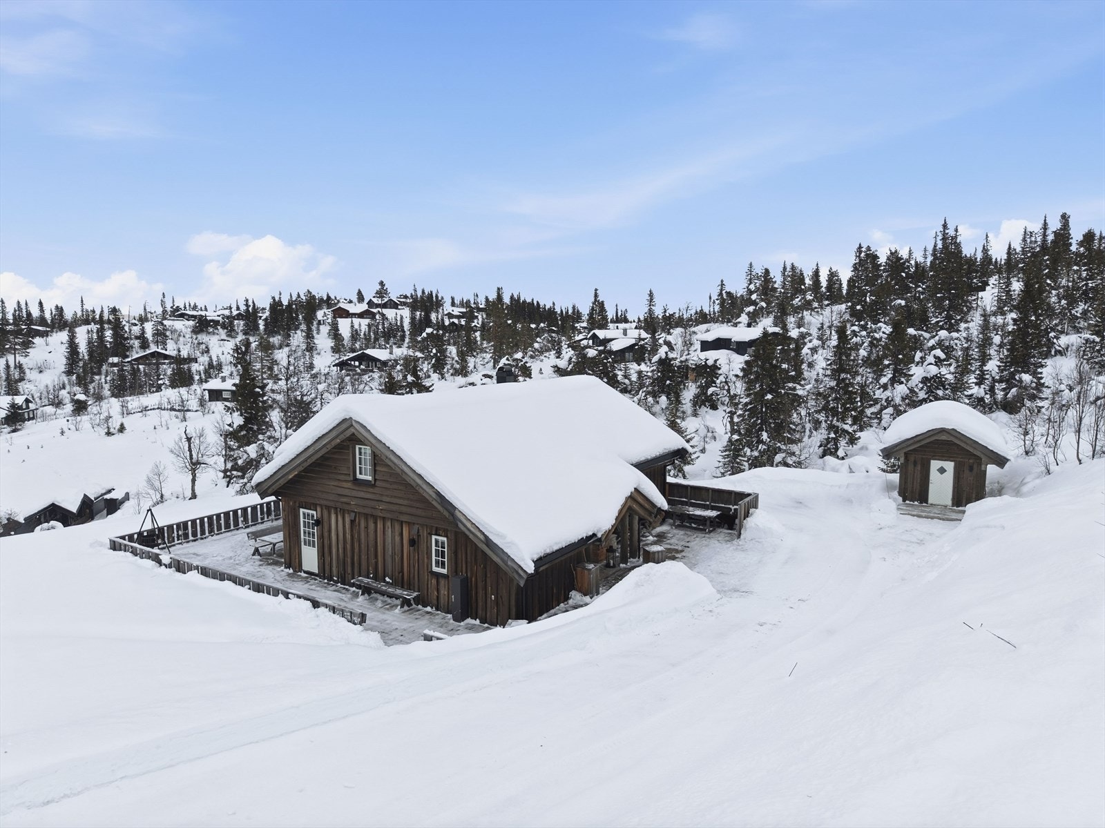 Denne flotte eiendommen ligger fint til ca. 866 moh. på Veggli. Vegglifjell er en attraktiv og populær helårsdestinasjon, ideelt for den aktive familien. Galleribilde