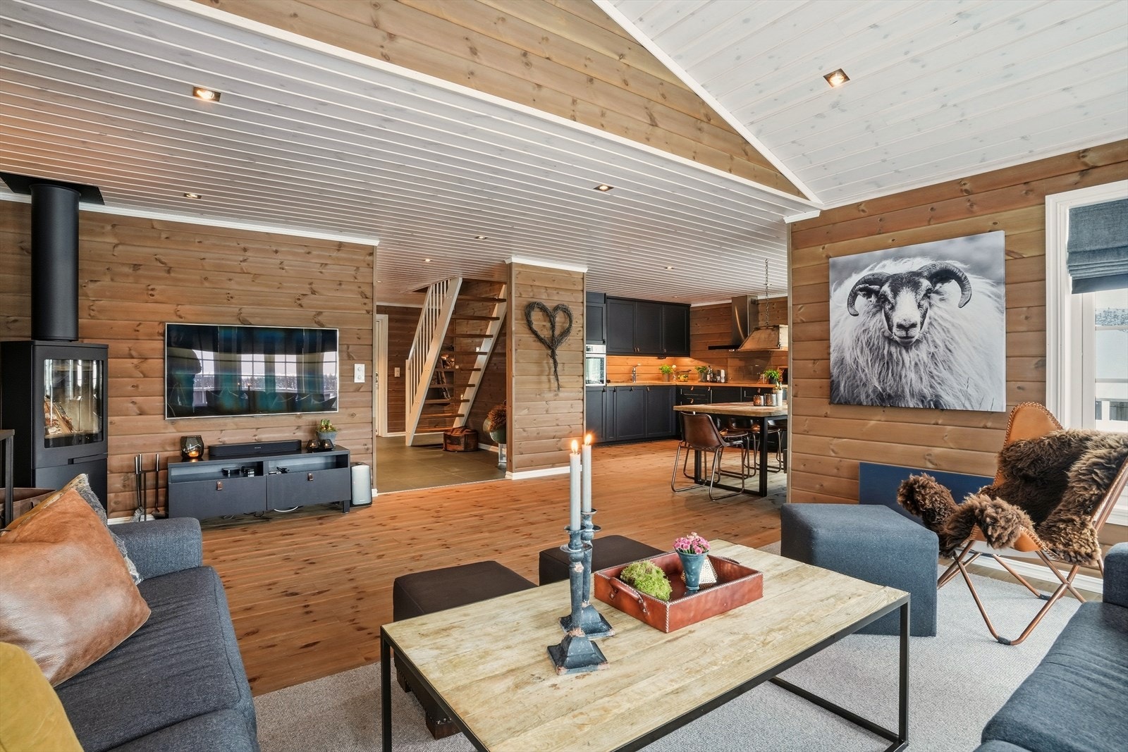 Deler av stuen har full takhøyde noe som gir rommet en ekstra romslig følelse. Spotter i tak. Galleribilde