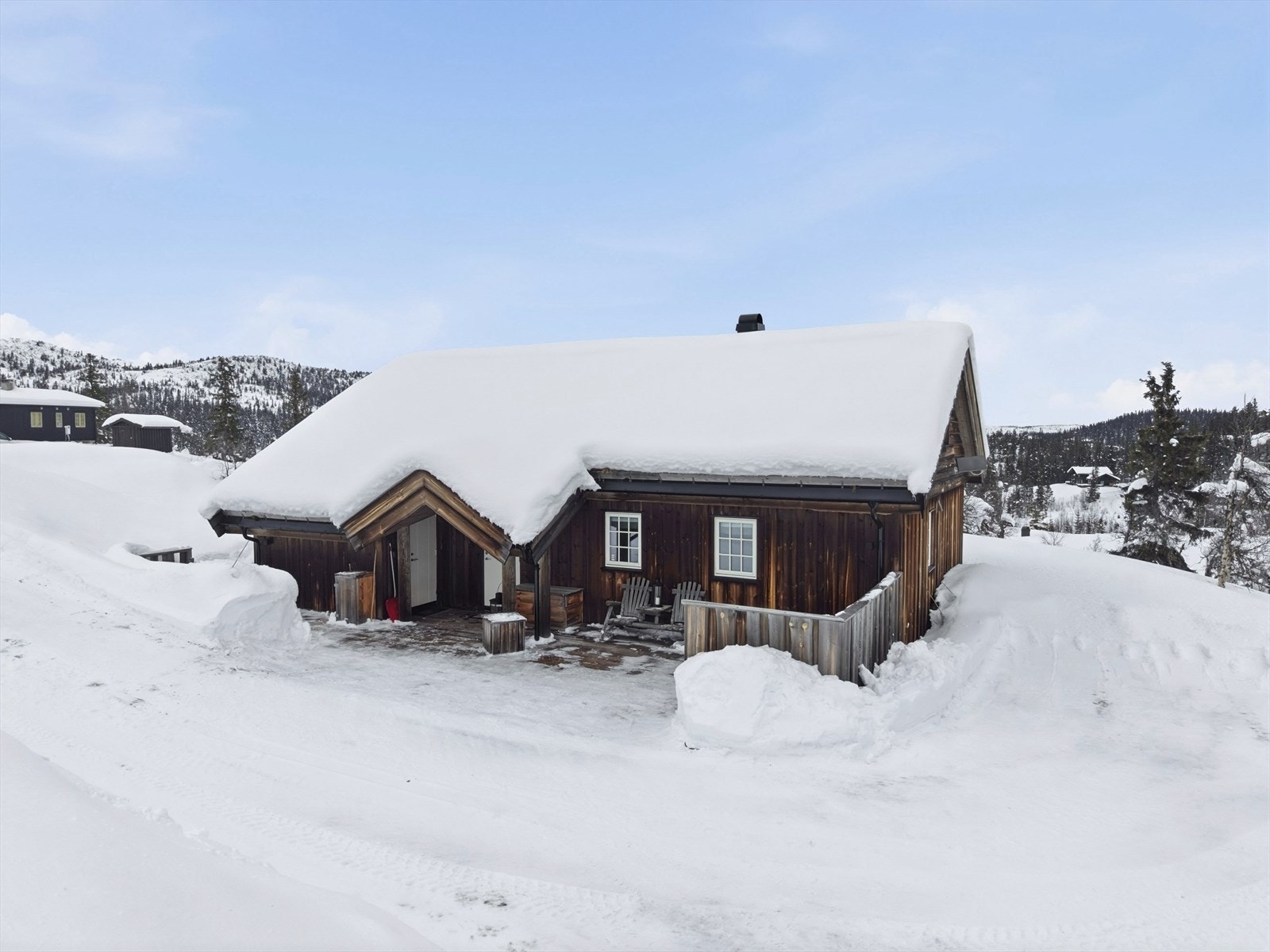 Hytta har godt overbygget inngangsparti som gjør adkomsten lettere til inngangsdør og utvendig bod på de mest snøtunge dagene. Galleribilde