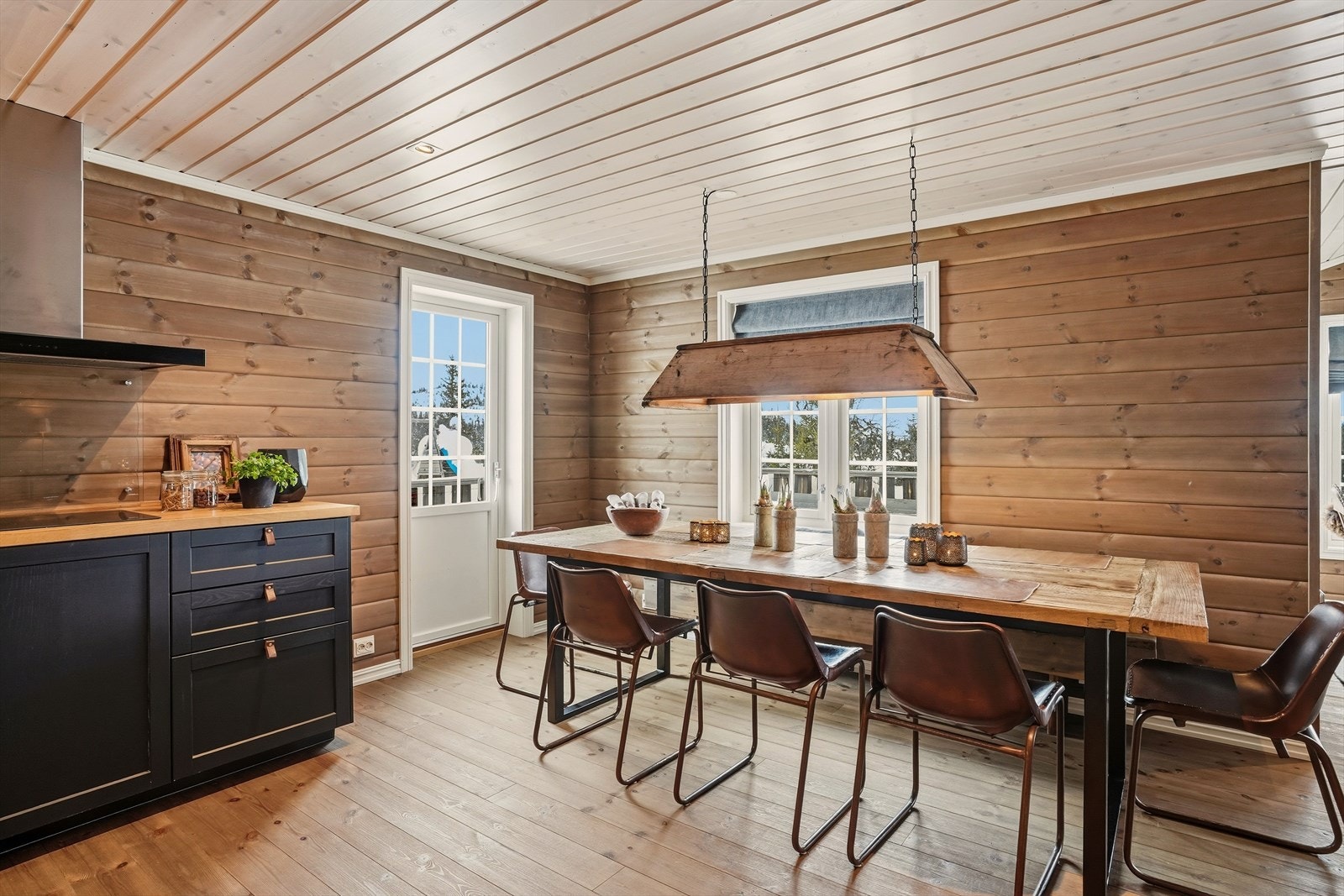 Utgang til stor og solrik terrasse med koselig utsikt. Galleribilde