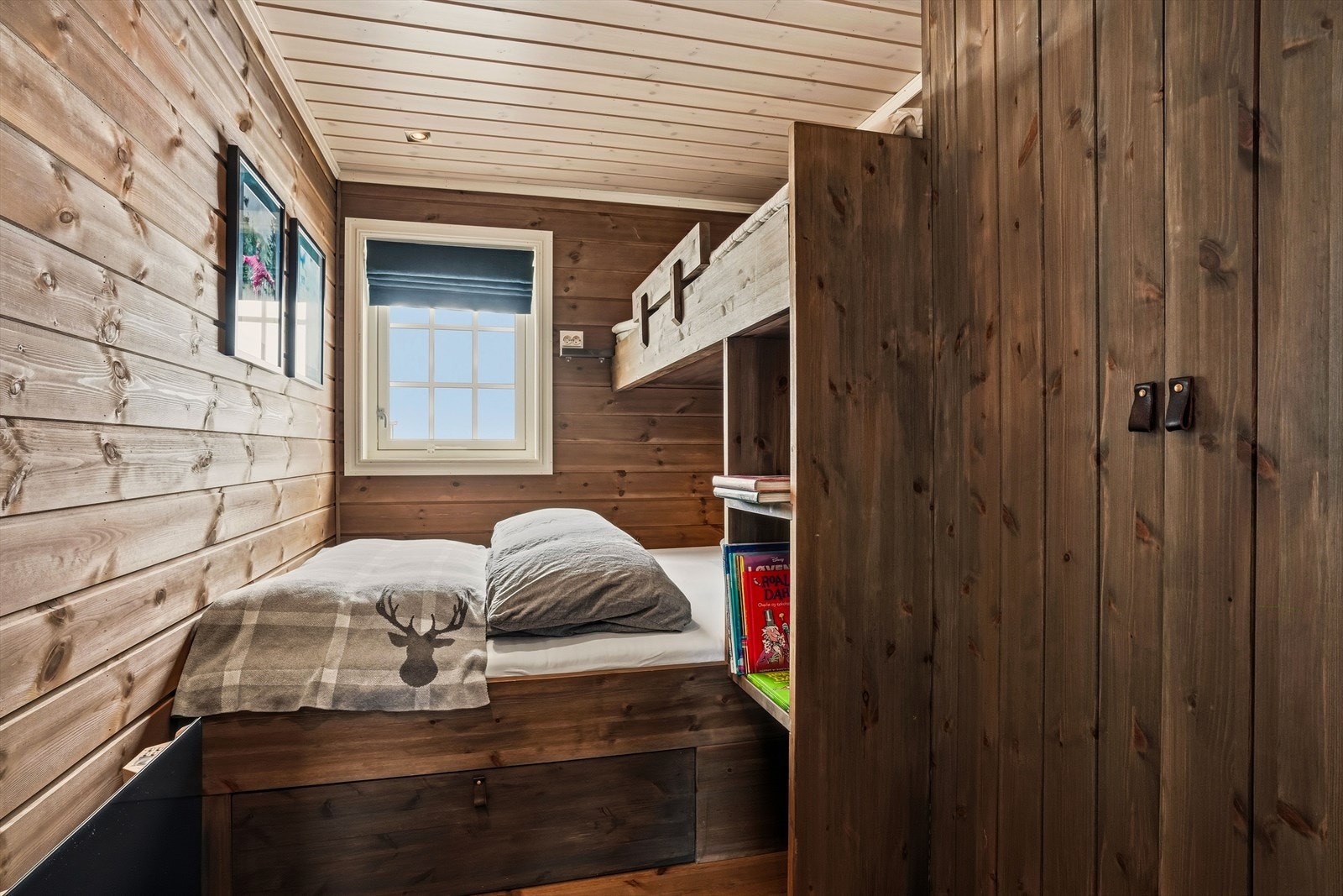 Soverom med plassbygget køyeseng, garderobeskap og flere gode oppbevaringsløsninger. Galleribilde