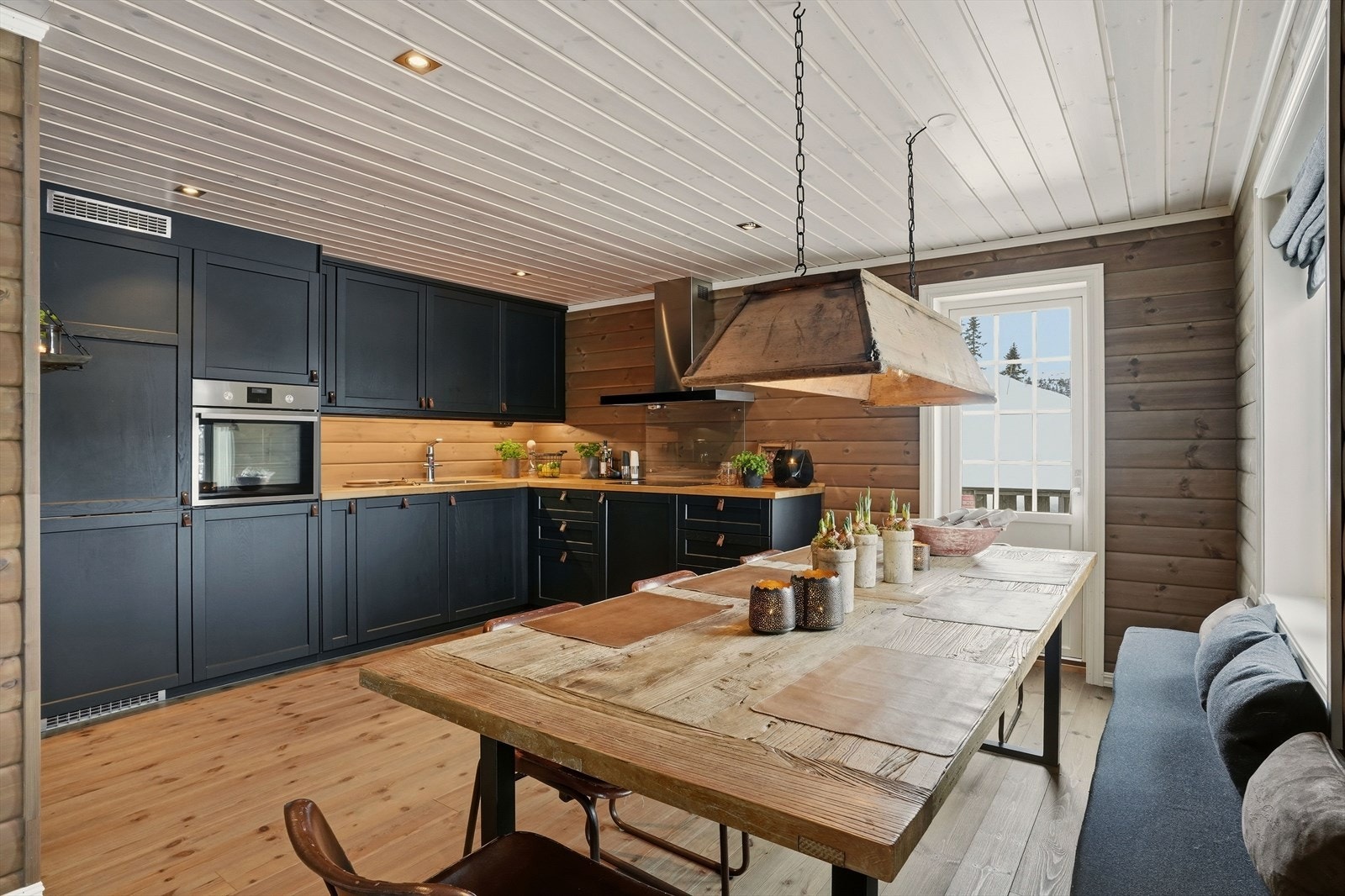 Stilrent kjøkken med integrerte hvitevarer og heltre benkeplate. Galleribilde