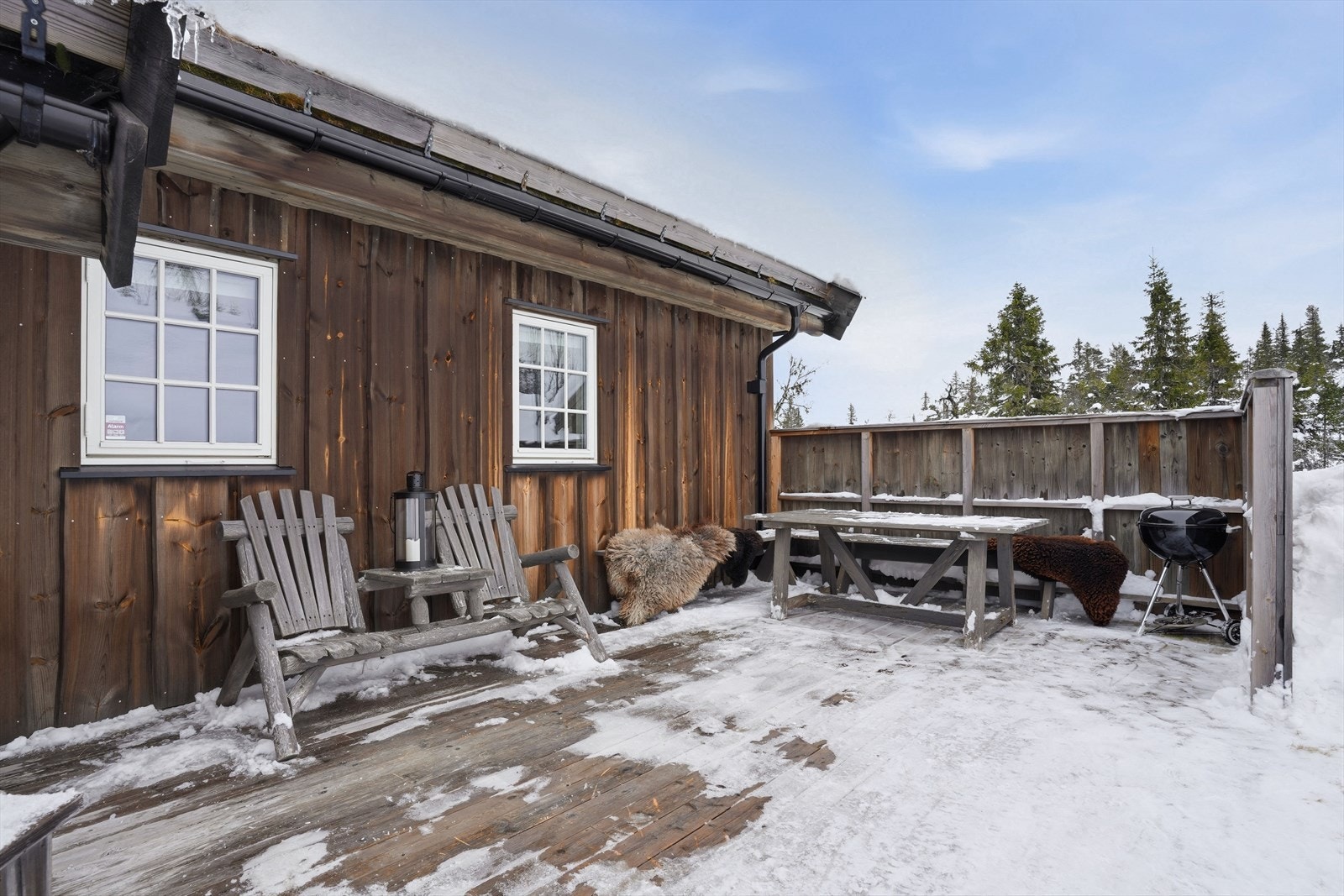 Hytta har flere lune og gode uteplasser hvor man kan flytte seg etter sol og vind. Galleribilde