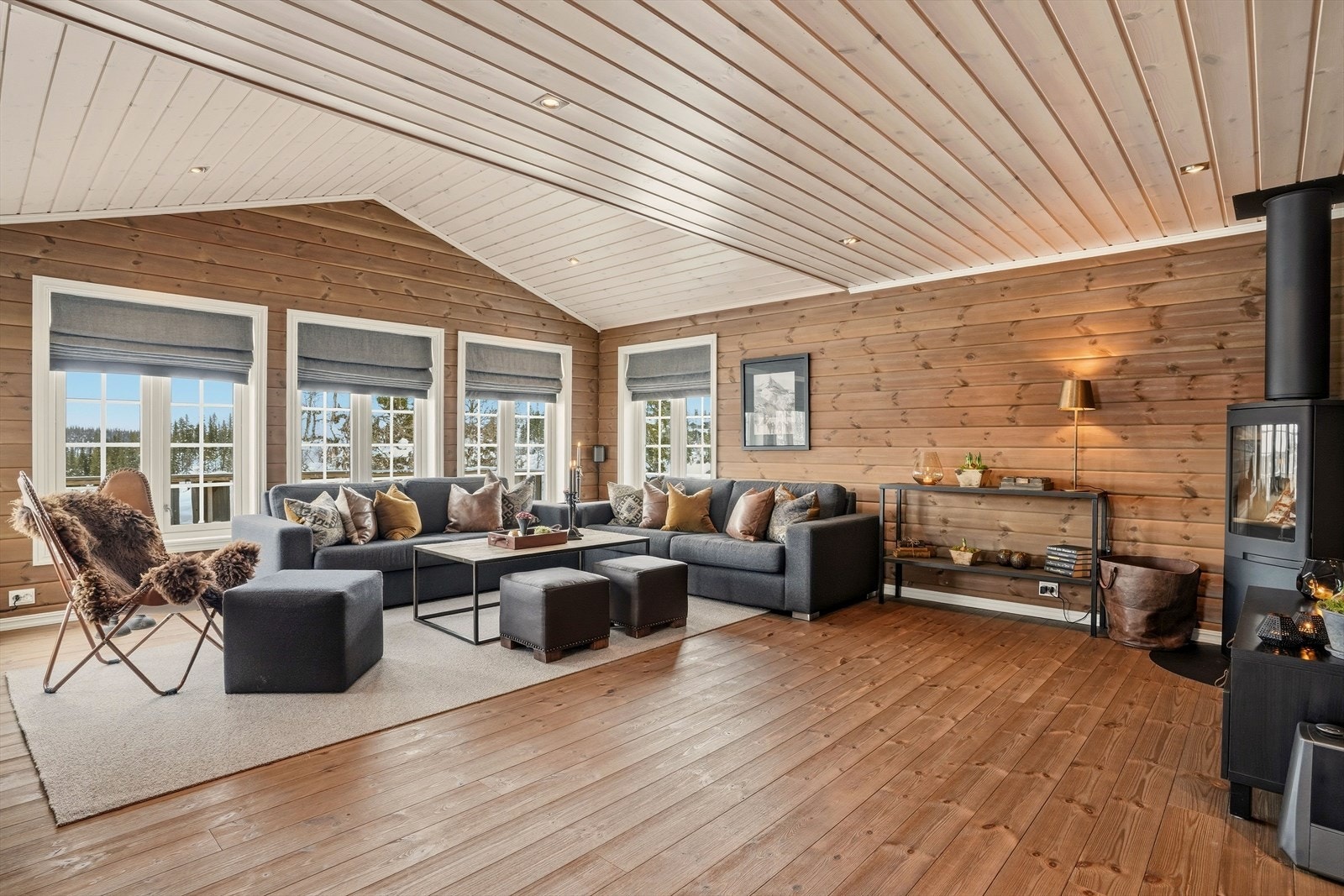 Stuen har store vindusflater som gir godt med dagslys inn i rommet. Galleribilde