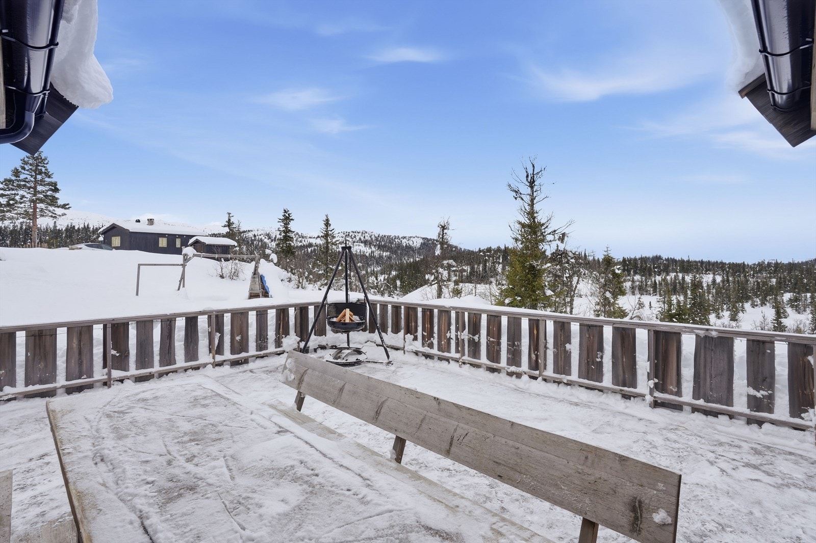 Flott utsyn over nærområdene fra terrassen. Galleribilde